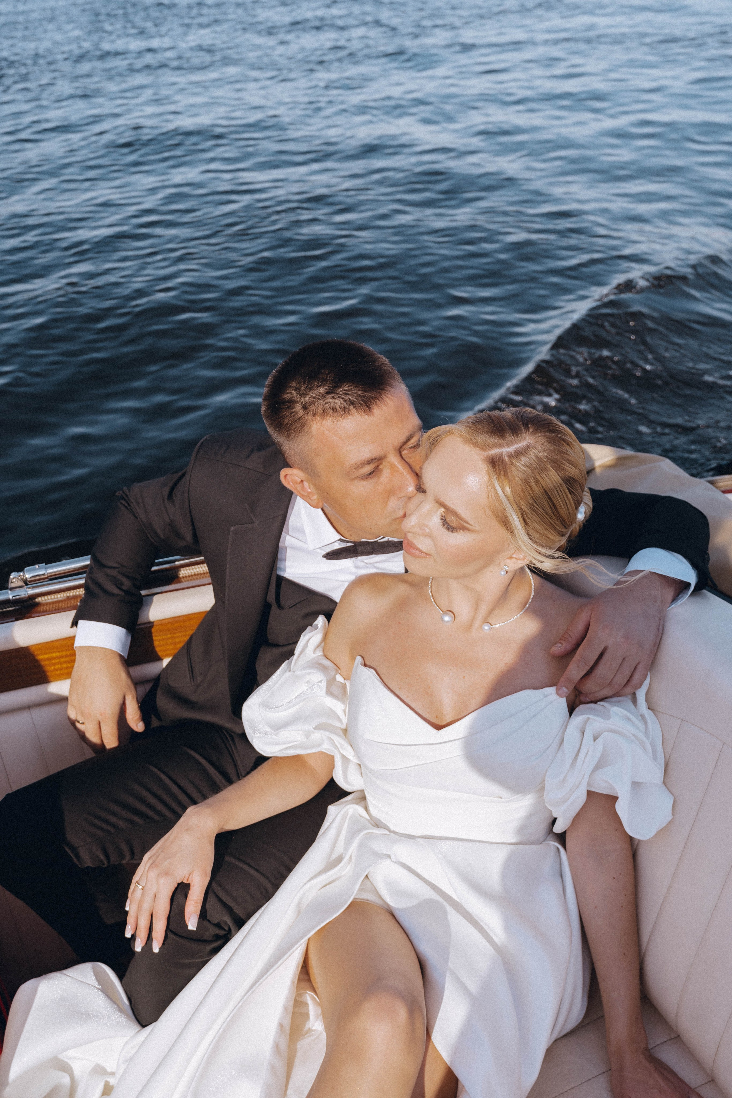 СВАДЕНБНАЯ СЬЕМКА НА КАТЕРЕ ПО КАНАЛАМ САНКТ-ПЕТЕРБУРГА И В АКВАТОРИИ НЕВЫ. Профессиональный фотограф, Санкт-Петербург — Виктория Богомолова