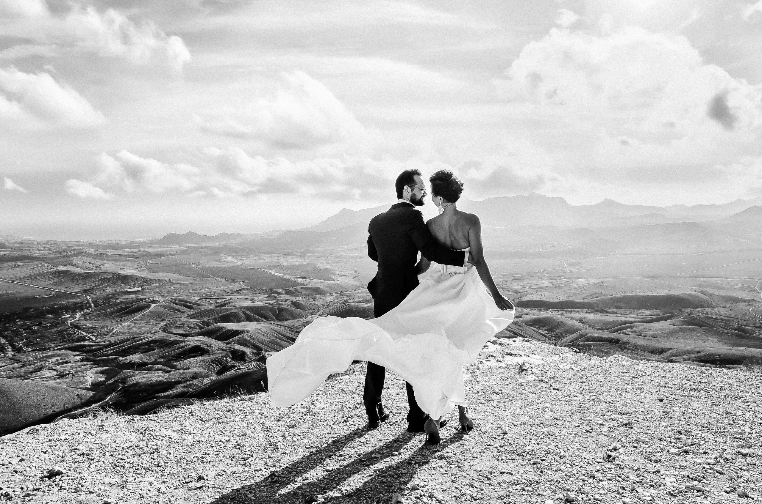 Свадебная фотосессия на берегу моря в Крыму