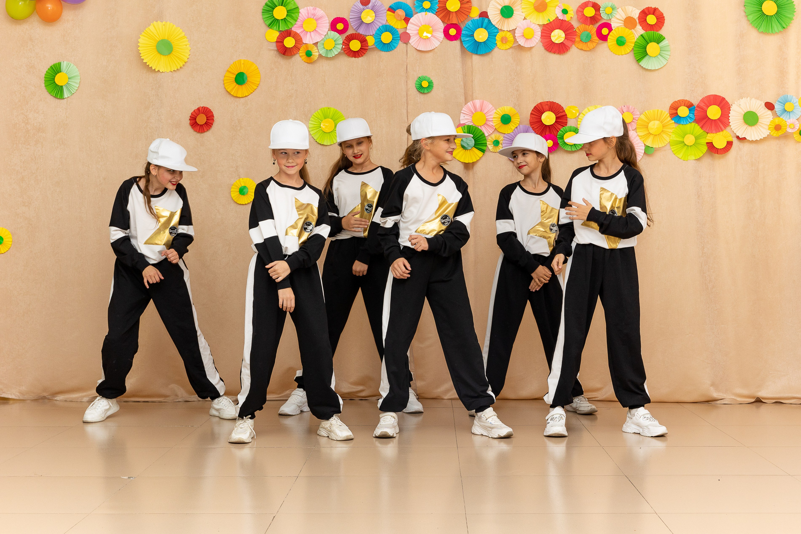 Выступление танцевального коллектива Браво. Выпускные альбомы во Владивостоке