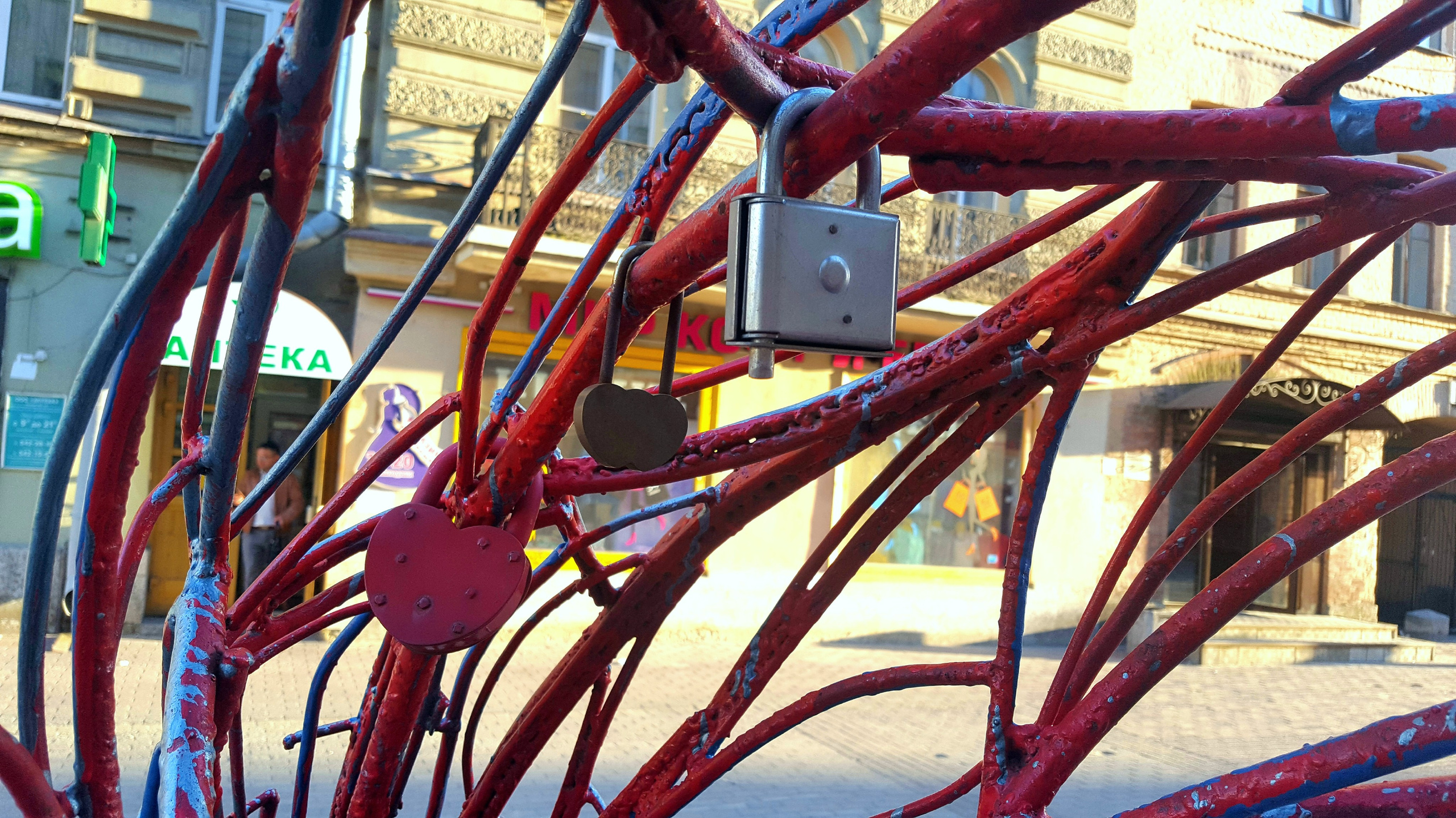 Поцелуй / Спб / Финский переулок/2013. Художник — скульптор Антонина Фатхуллина