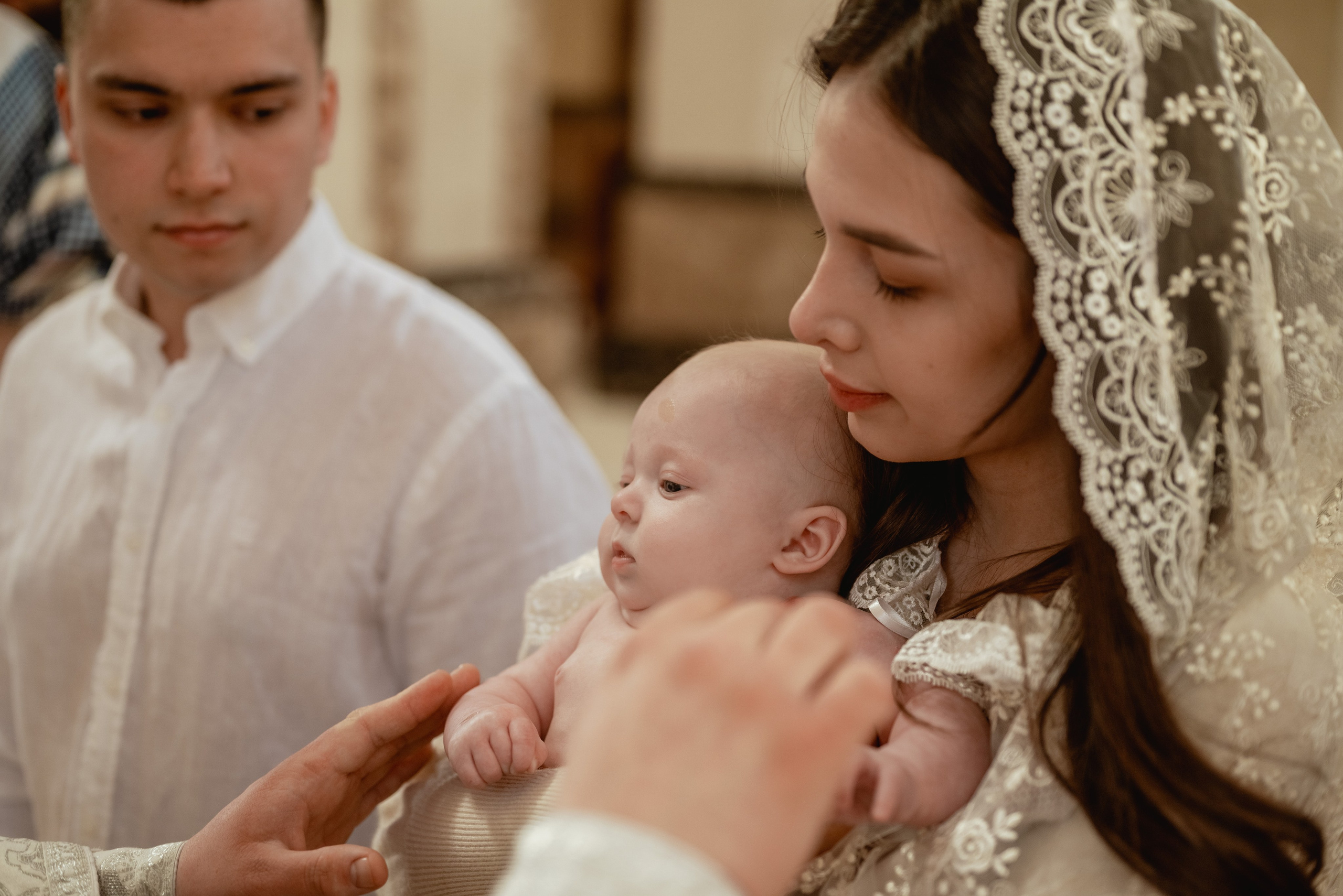Крещение в храме Петра и Февронии. Юлия Басня семейный и свадебный фотограф в Донецке