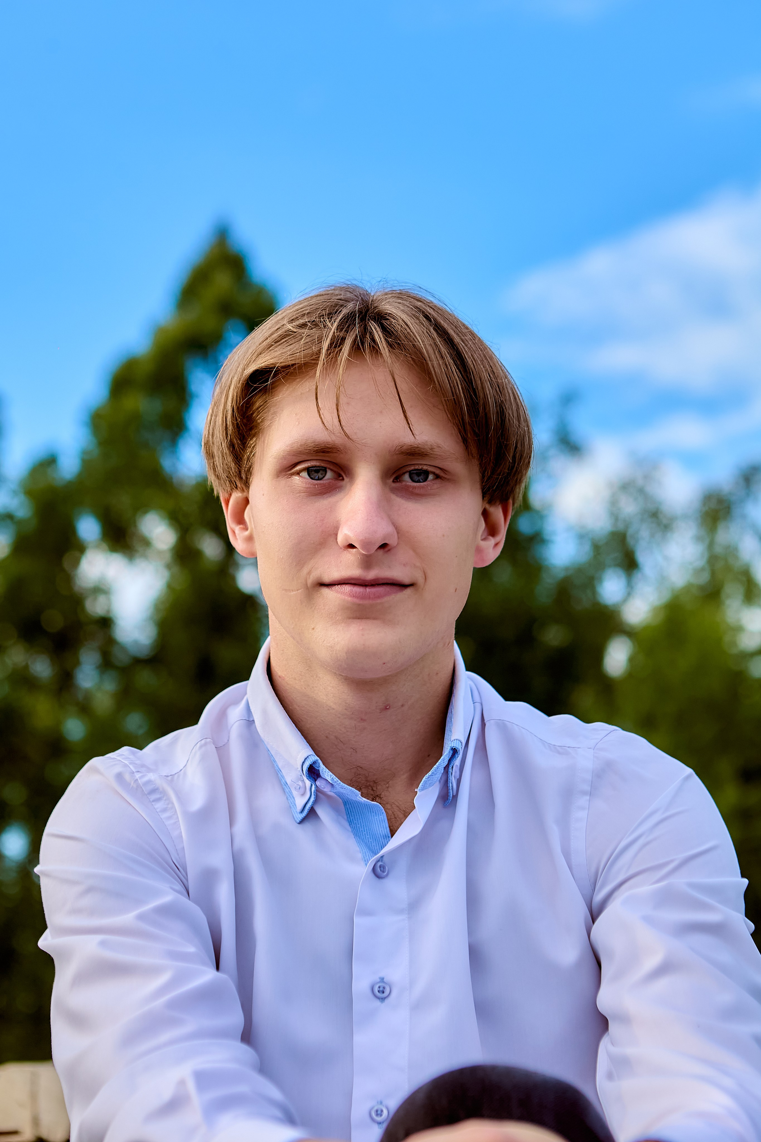 Мужской портрет в заброшенном здании