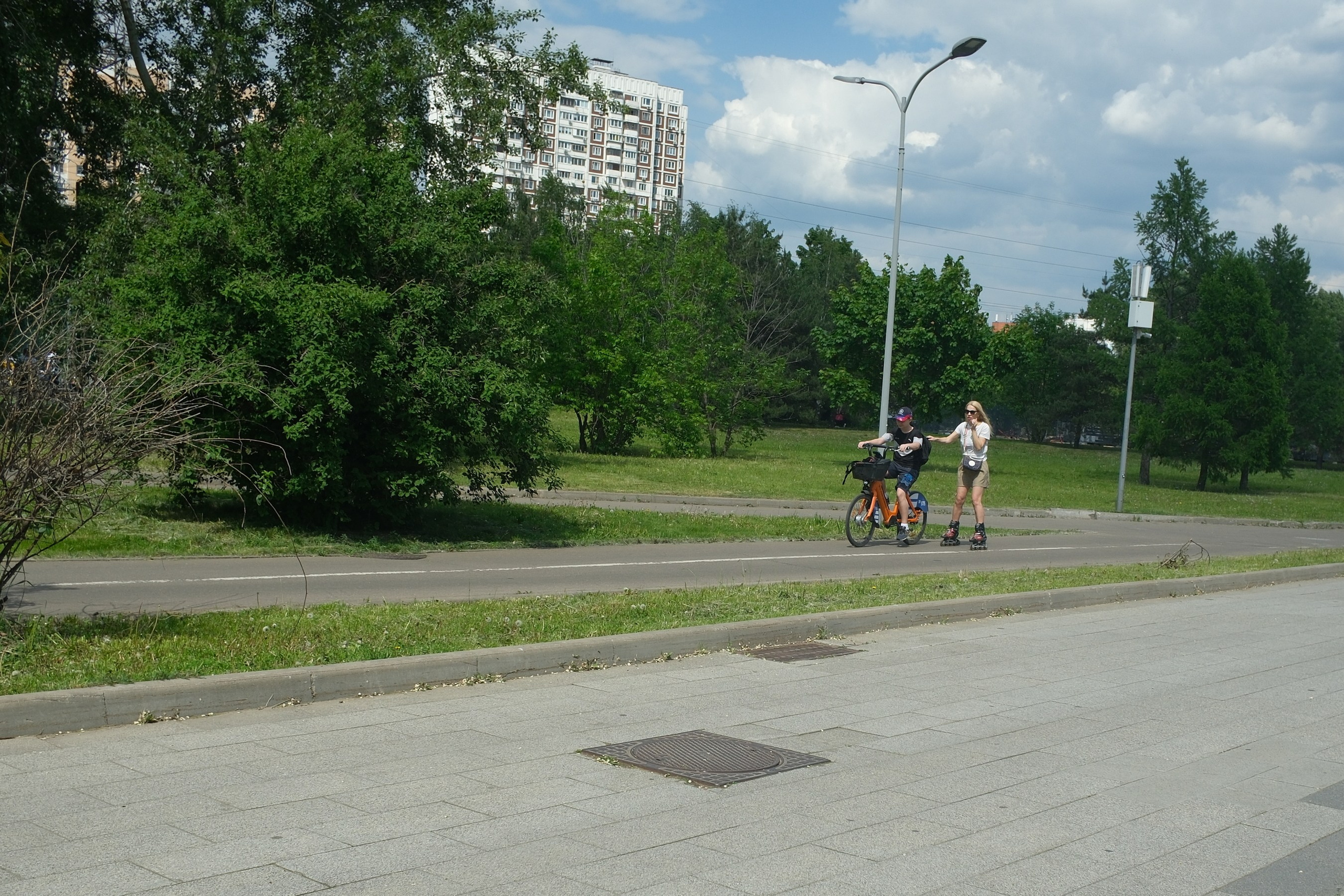 Парк 850 лет Москве. Снято на Voigtlander 18/2,8 Color-scopar. Улица, люди, жизнь…