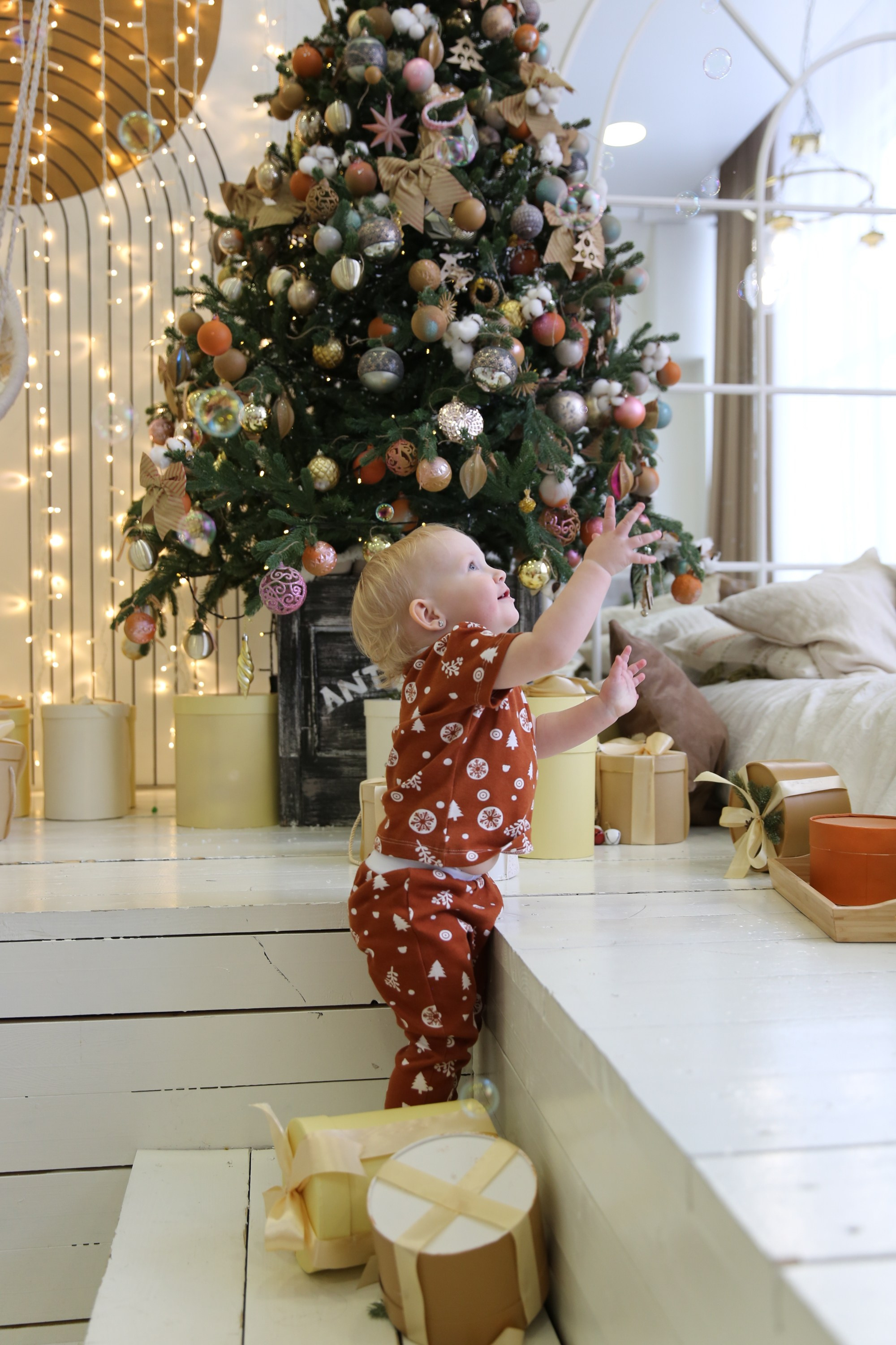 Новогодняя семейная фотосессия в студии с елкой. Свадебный и портретный фотограф в Санкт-Петербурге Надежда Чечулина