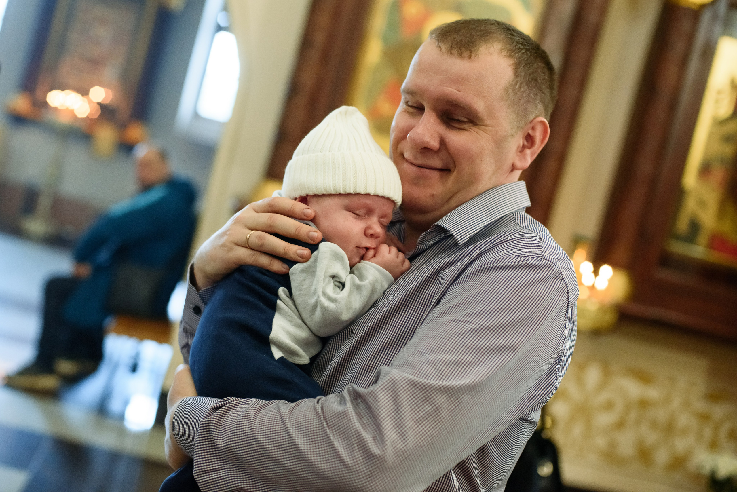 Мужчина держит малыша на руках