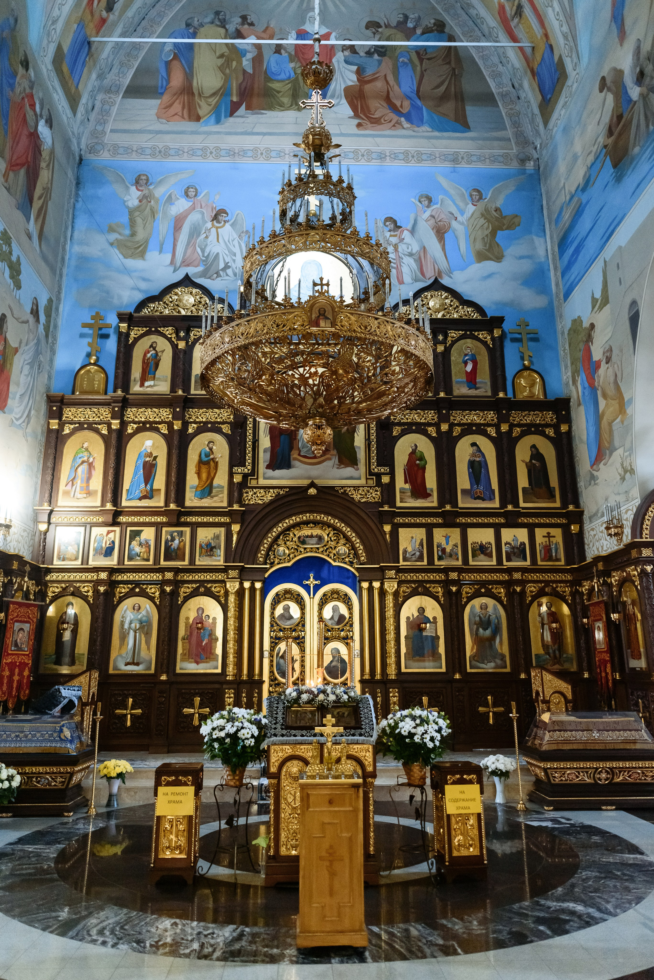 Интерьер храма и иконостас