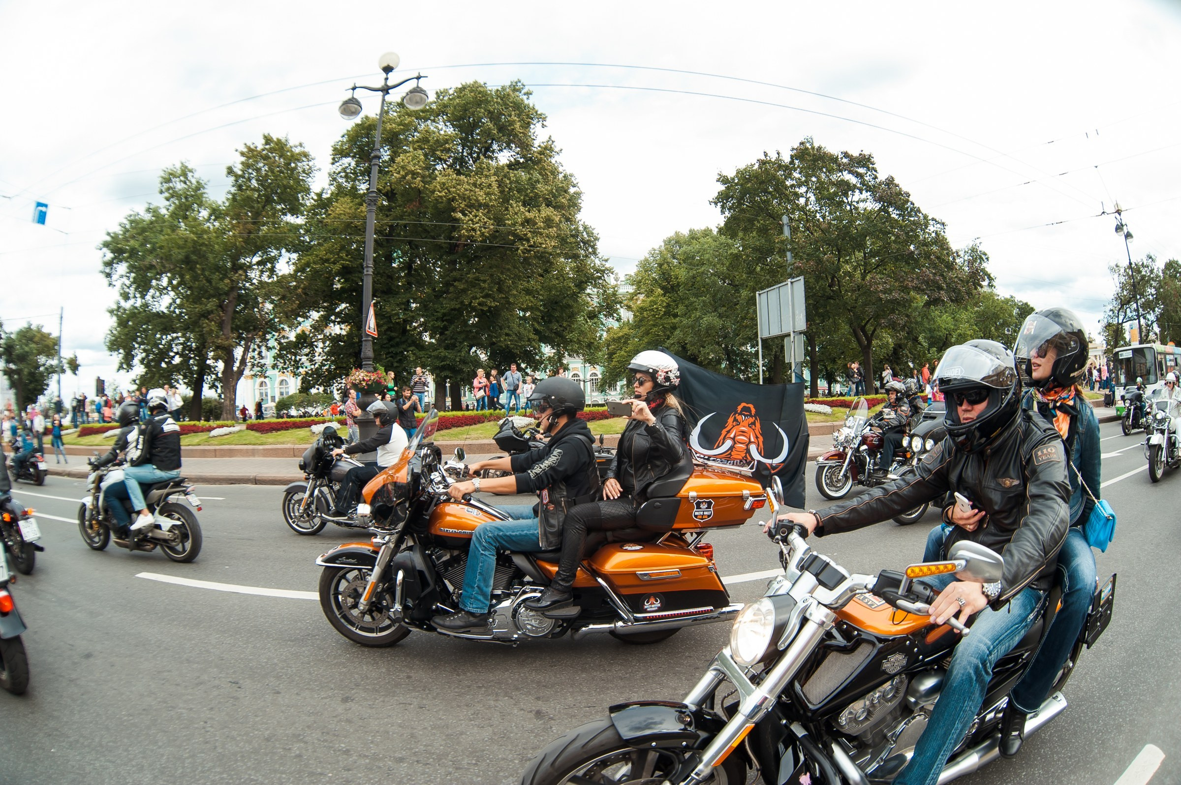 Harley-Davidson — мотопарад в Петербурге. Репортажный фотограф в Санкт-Петербурге — Эдуард Фазлетдинов
