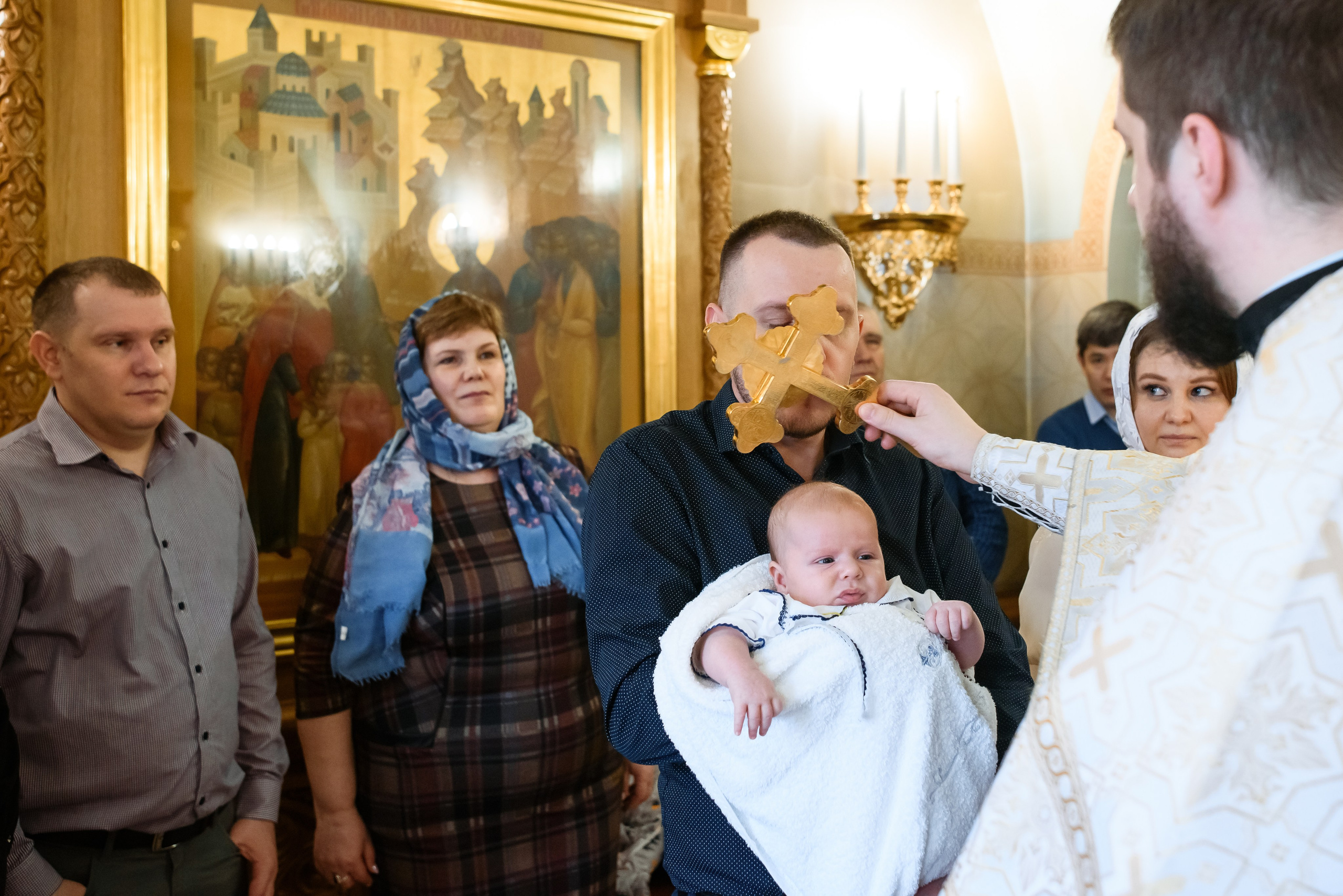 Священник перед участниками церемонии