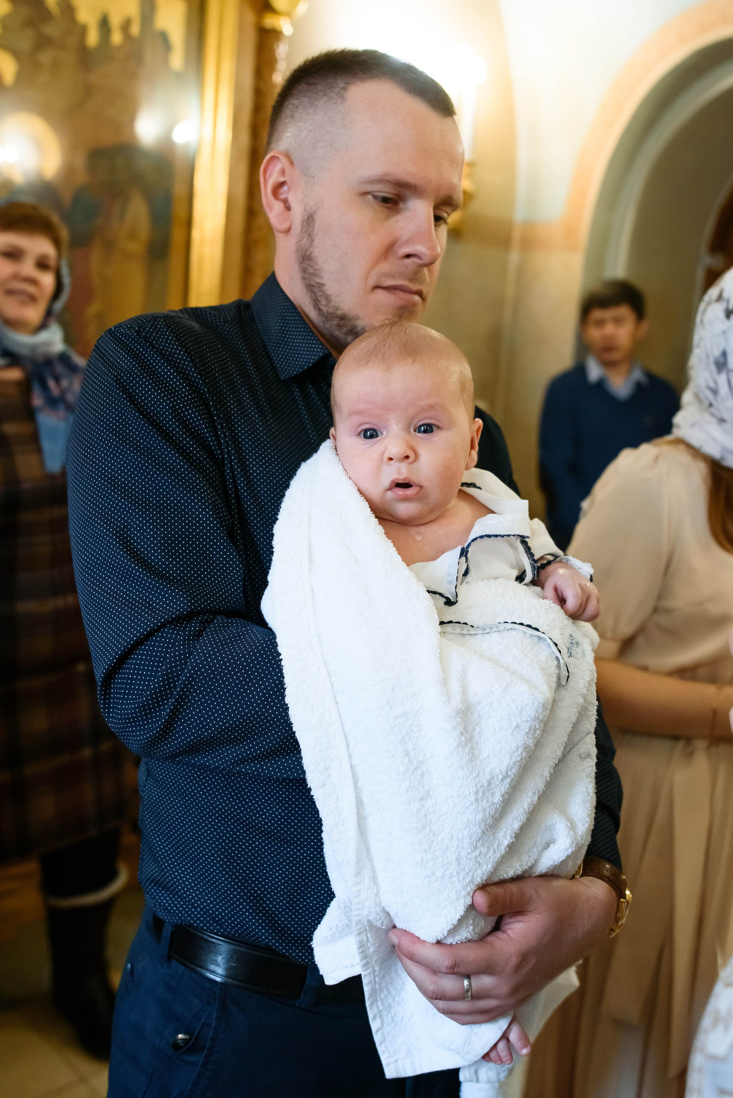 Малыш на руках у близкого