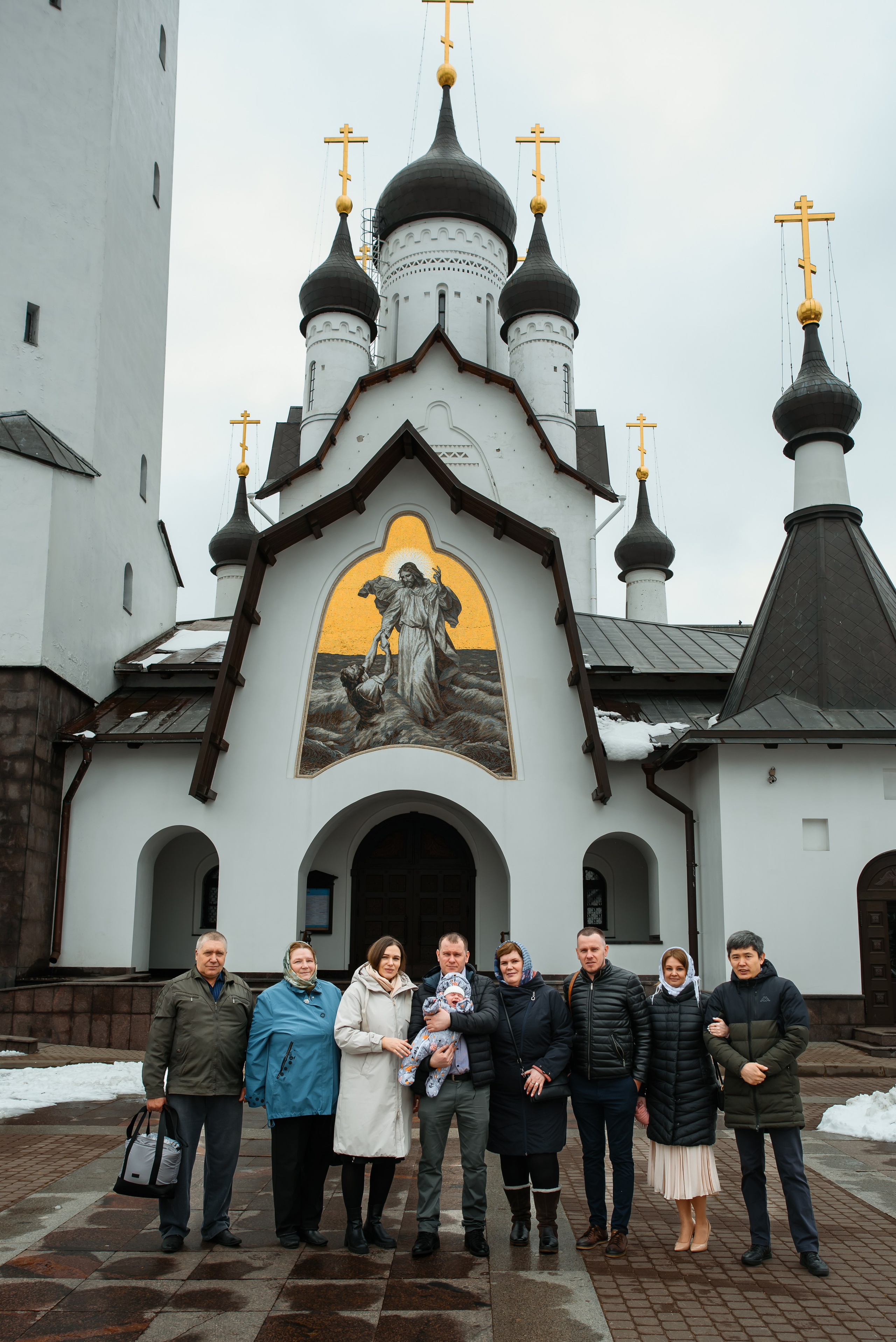 Общий портрет семьи у храма