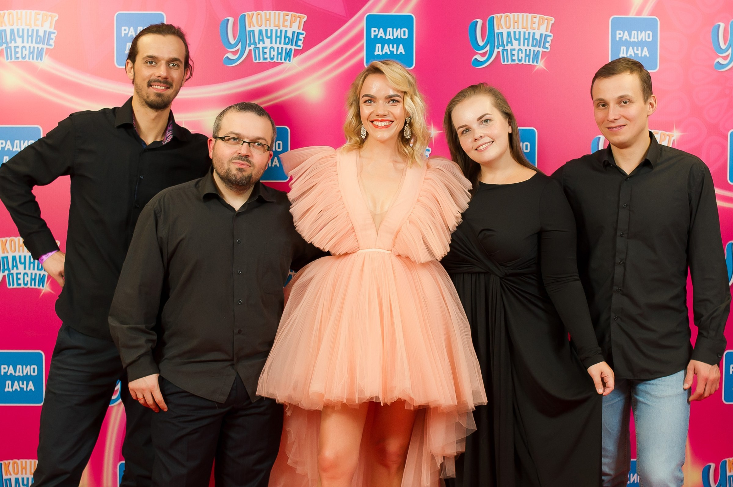 Удачные песни 2019 — артисты у пресс-волла. Репортажный фотограф в Санкт-Петербурге — Эдуард Фазлетдинов