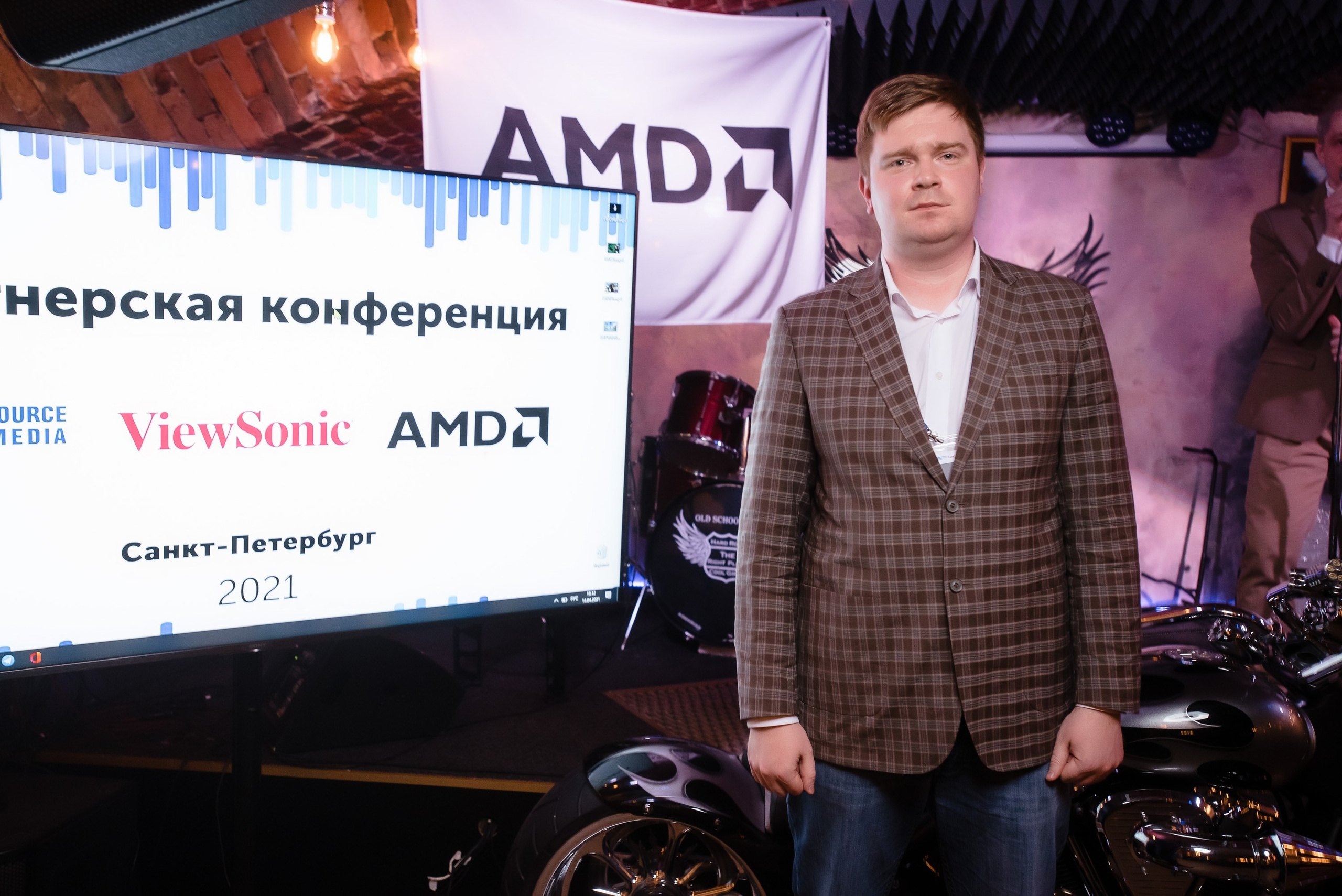Участник у экрана партнёрской конференции