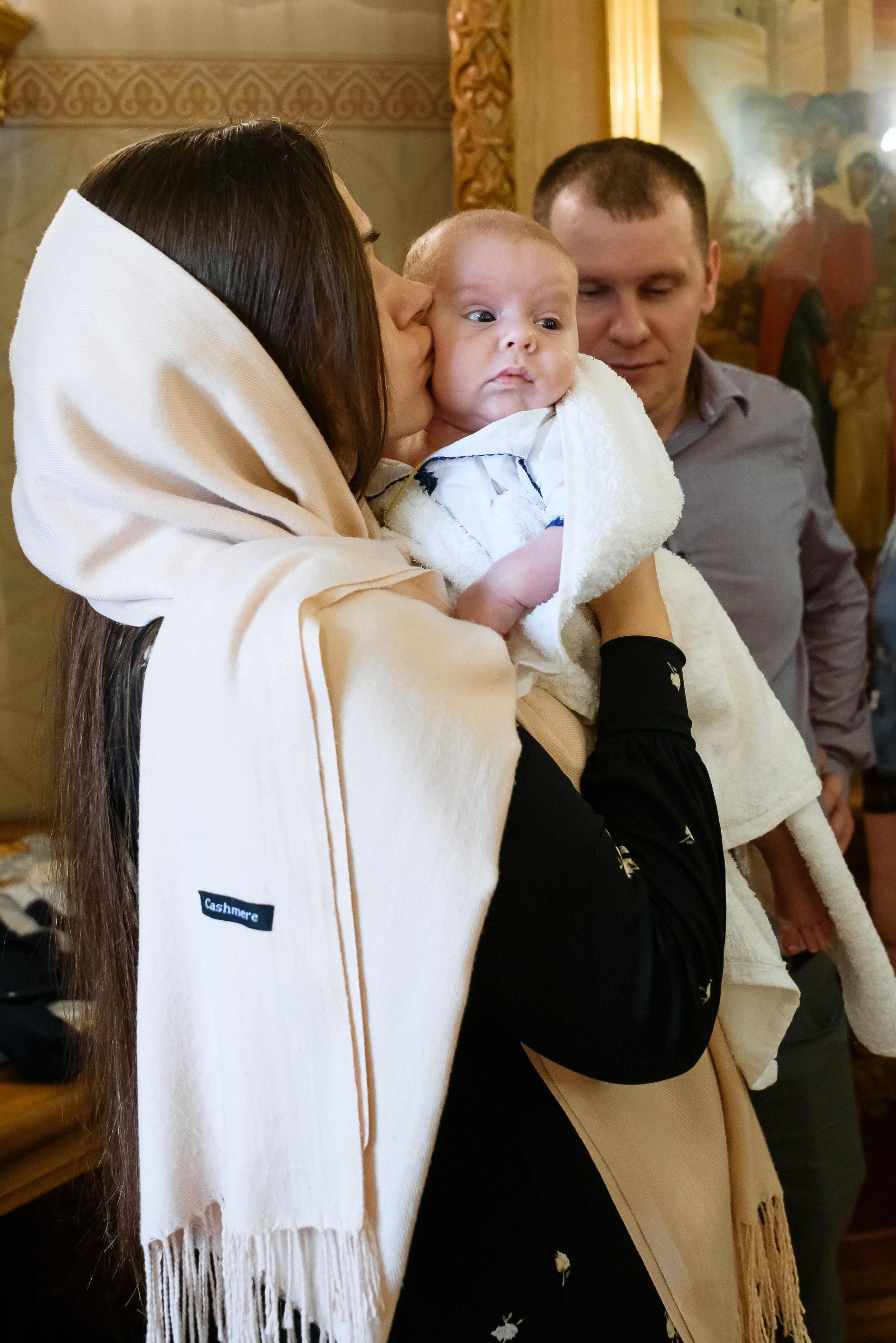 Женщина держит ребёнка на руках