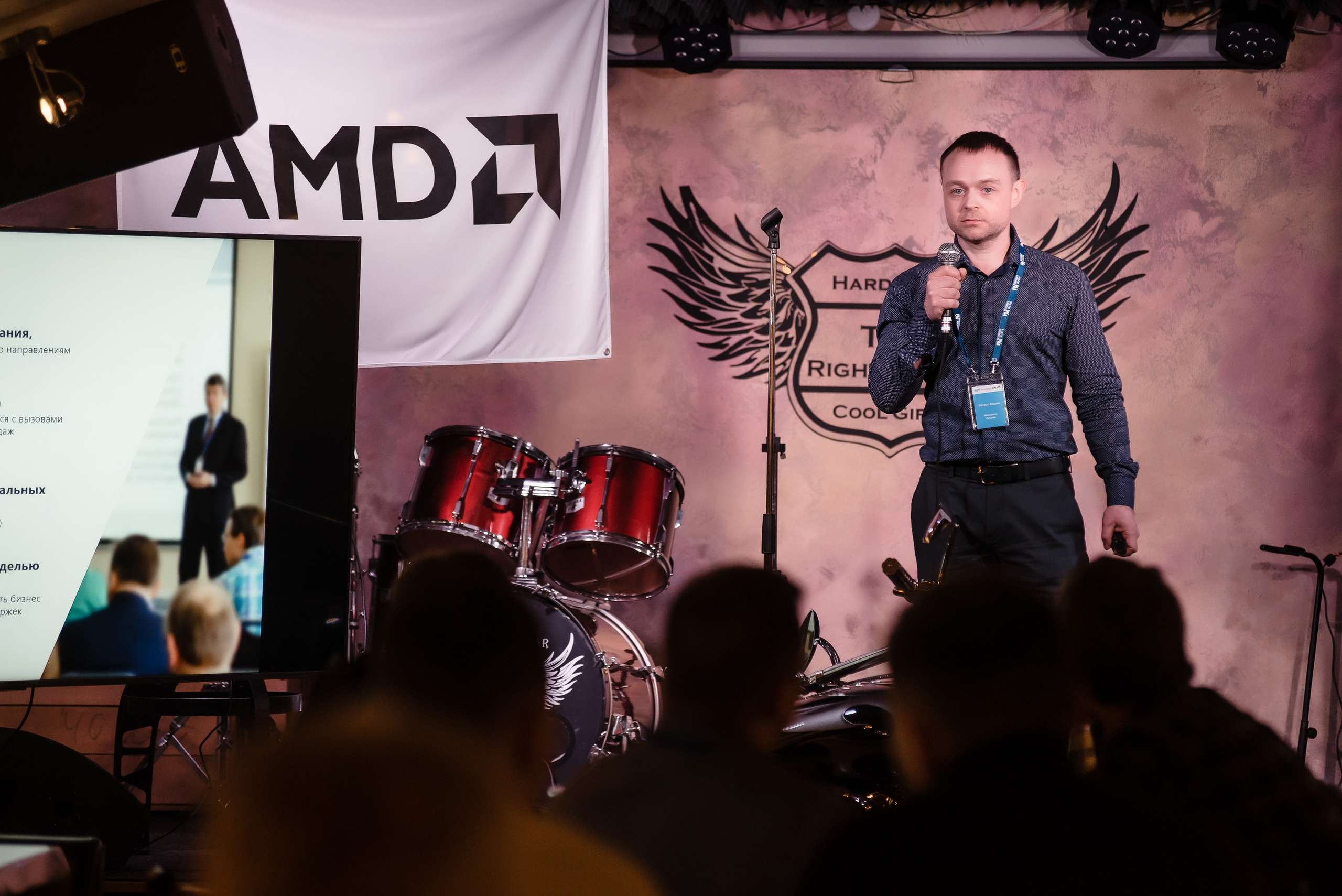 Спикер выступает на конференции AMD