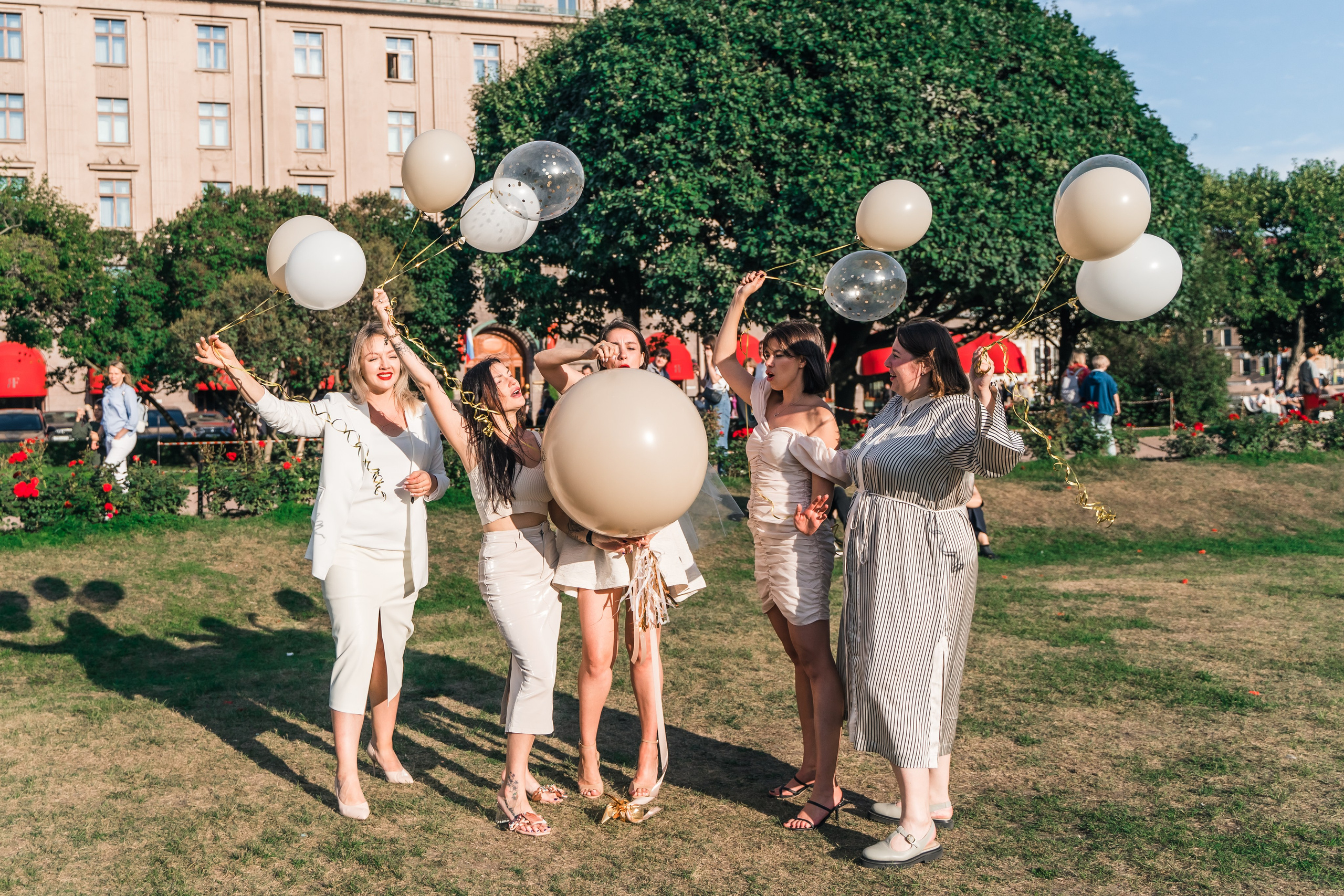 Фотосъемка девичника, встреча девушек, веселые женские портреты