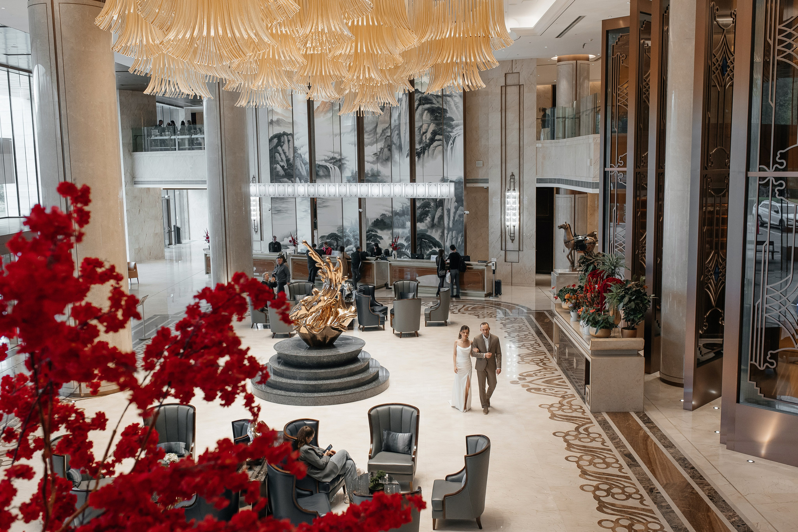 Свадебная фотосессия в холле отеля Soluxe Hotel Moscow