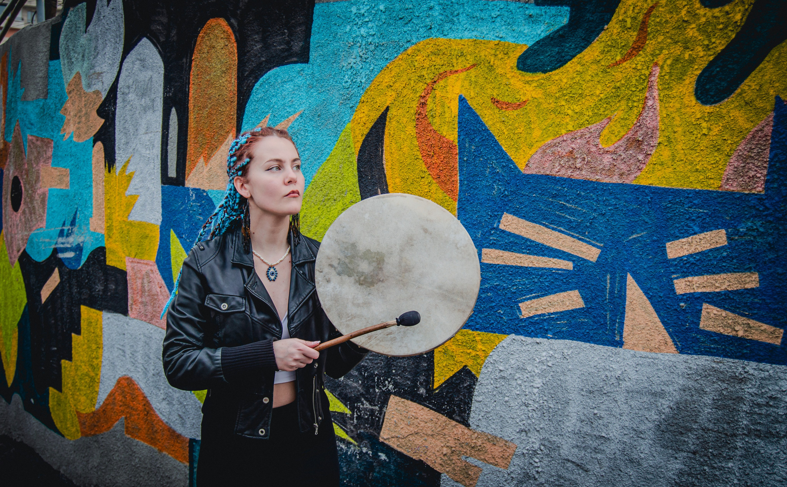 Фотосессия на фоне городского квартала. Yuri Panfyorov