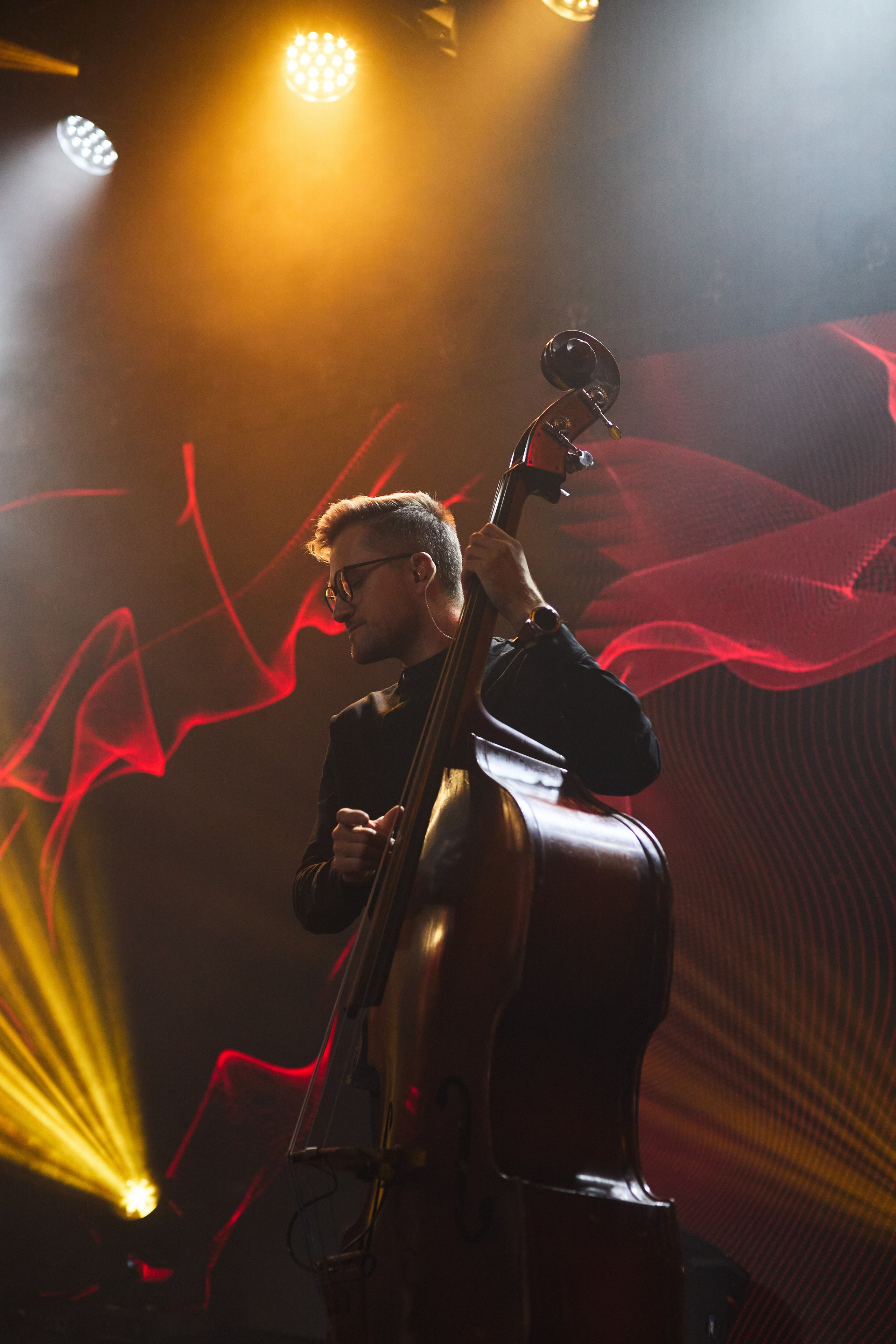 Выступление кавер группы. Атмосферный снимок на сцене.