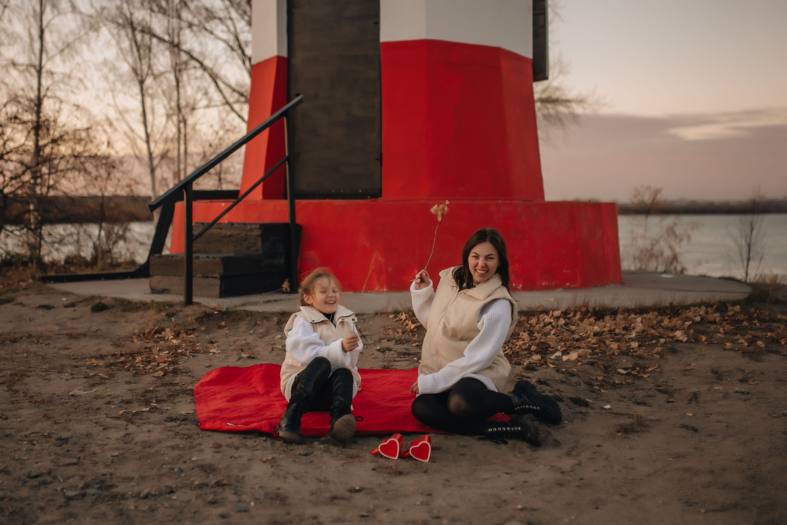 Катя и Варя (маяк). Семейная фотосессия в Новосибирске от фотографа Ольги Коваль