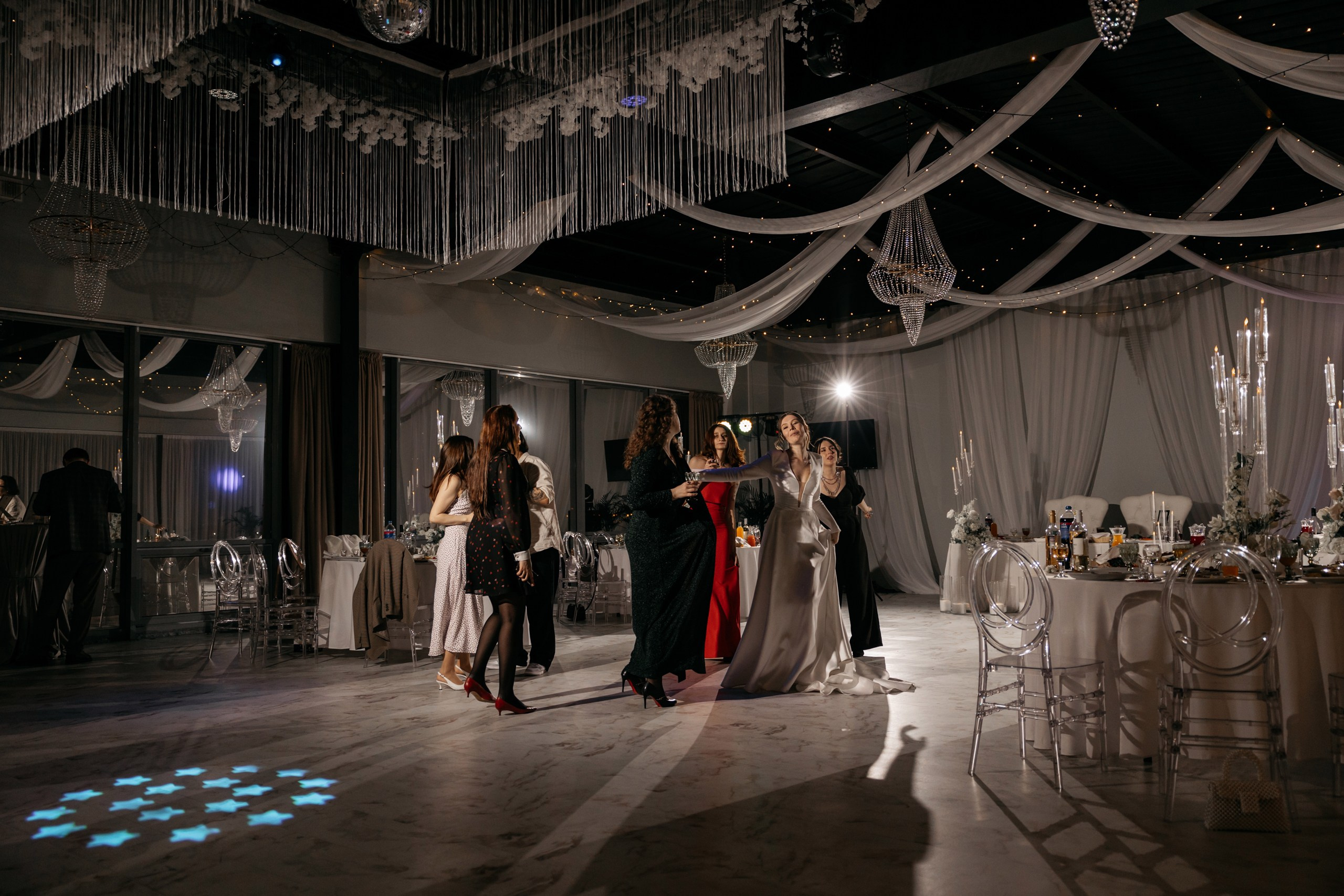 Свадебная фотосессия банкета. Свадебный и Семейный Фотограф в Гатчине и Санкт-Петербурге Виктория