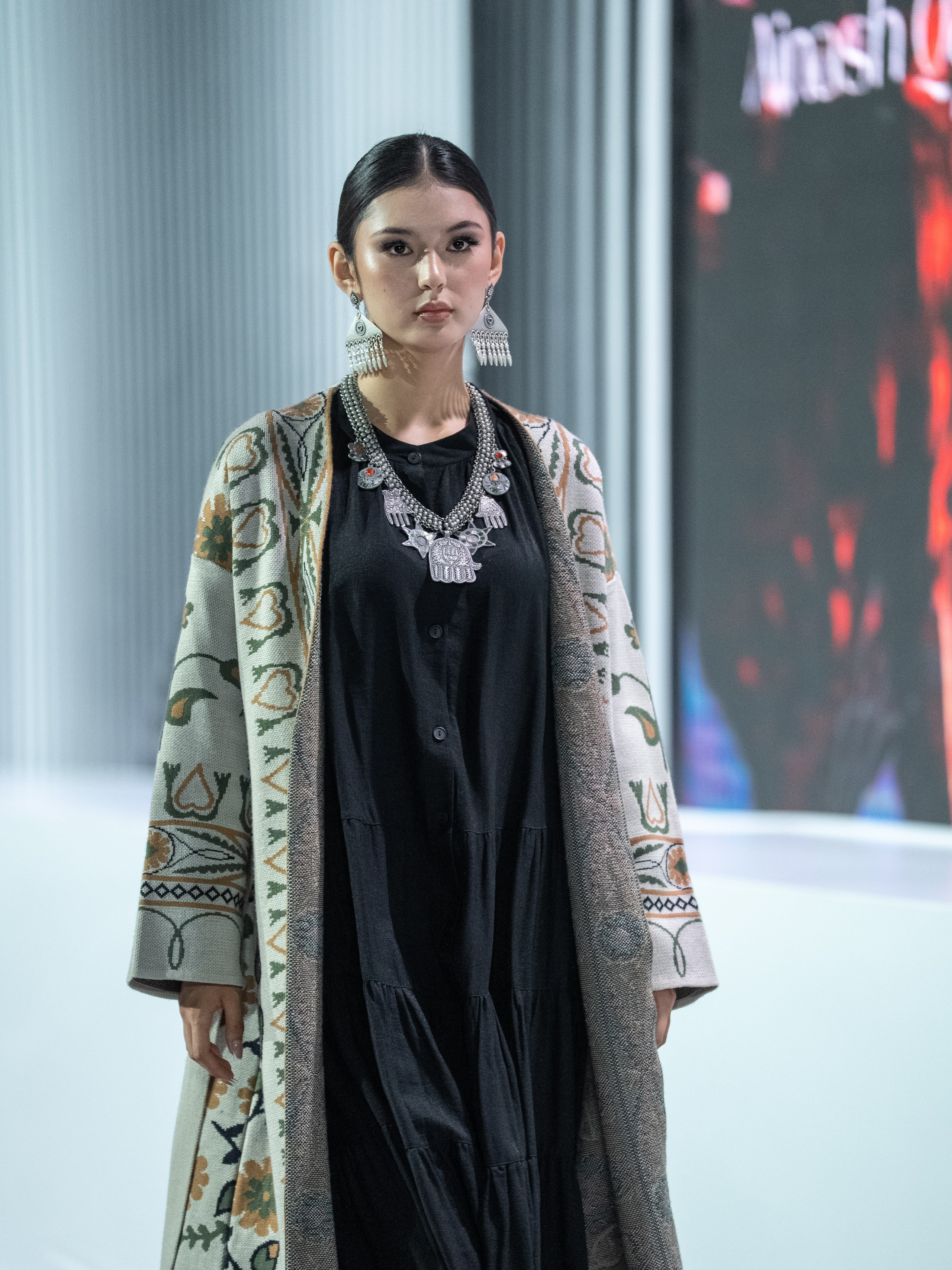 Brand AINASH QARA. Сайт Алматинского НЮ АРТ, будуар и фэшн фотографа Дениса Карпенко