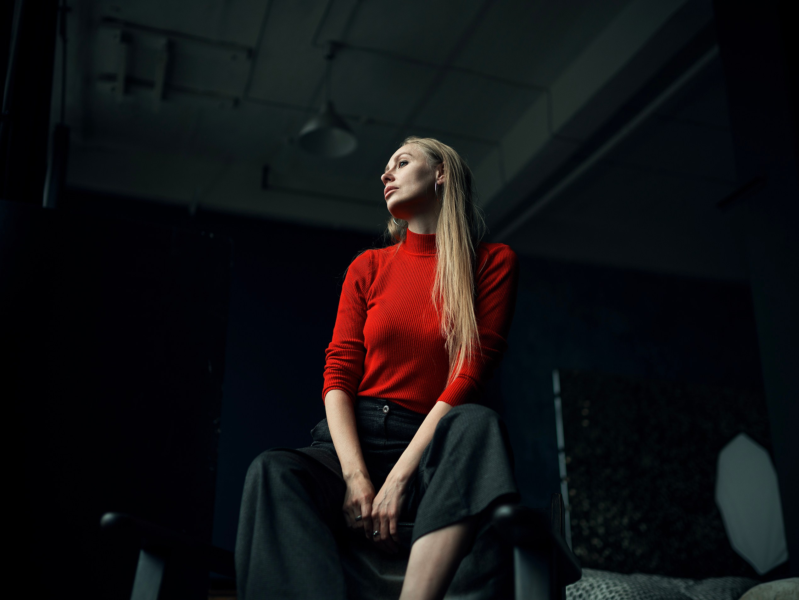 Девушка в красной водолазке в красивом интерьере 