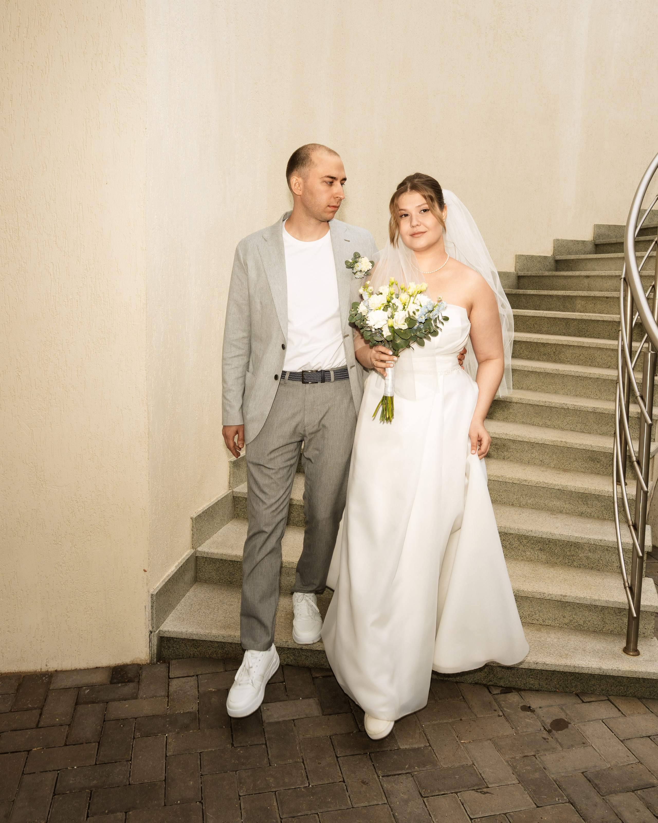 Тимур поднимает Полину на руках — романтическая фотосессия в Уфе