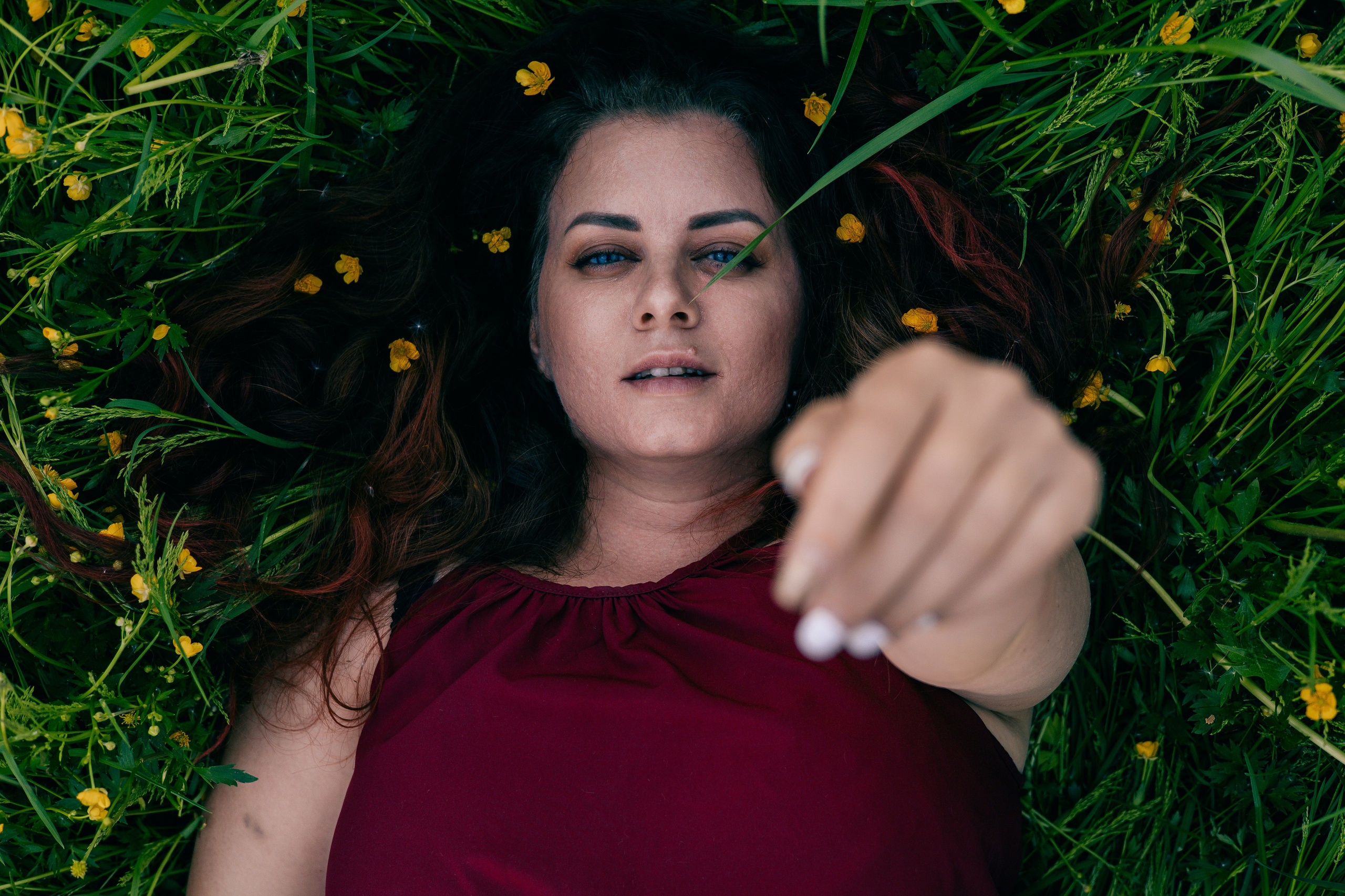 Аня в поле. Репортажный фотограф Алёна Кантемирова