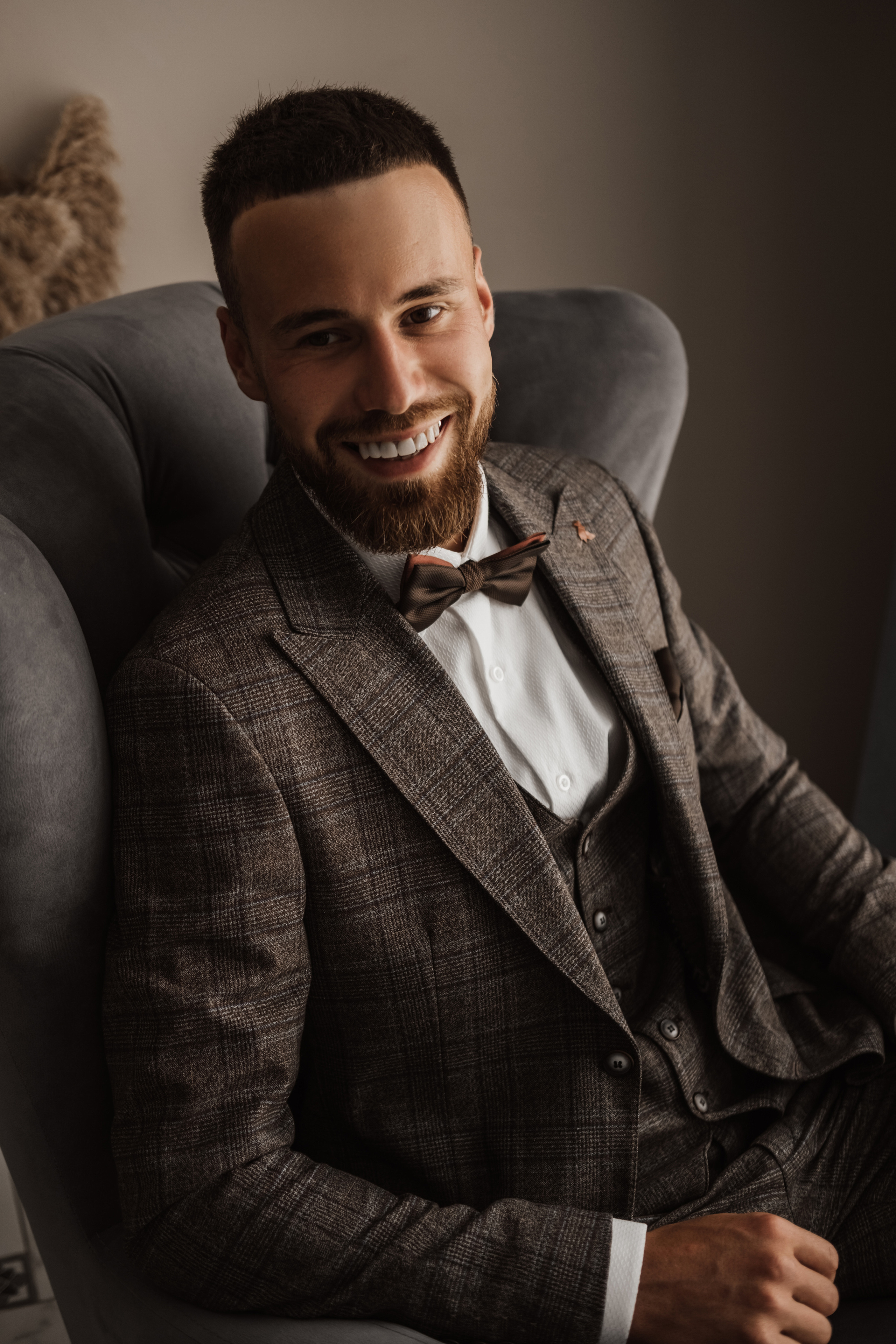 Крупный портрет жениха в модном костюме.