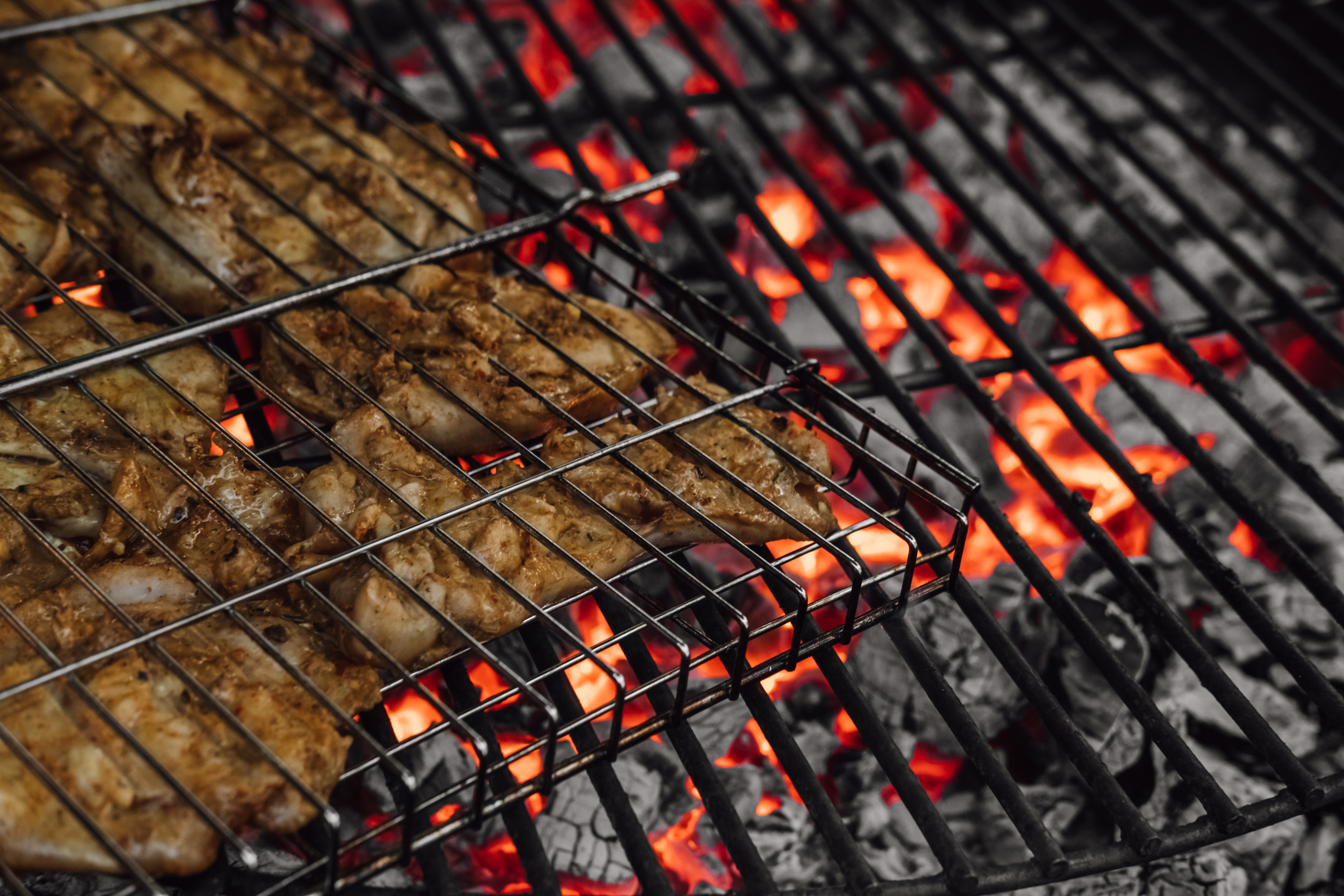 Мясо жарится на гриле и горячих углях.
