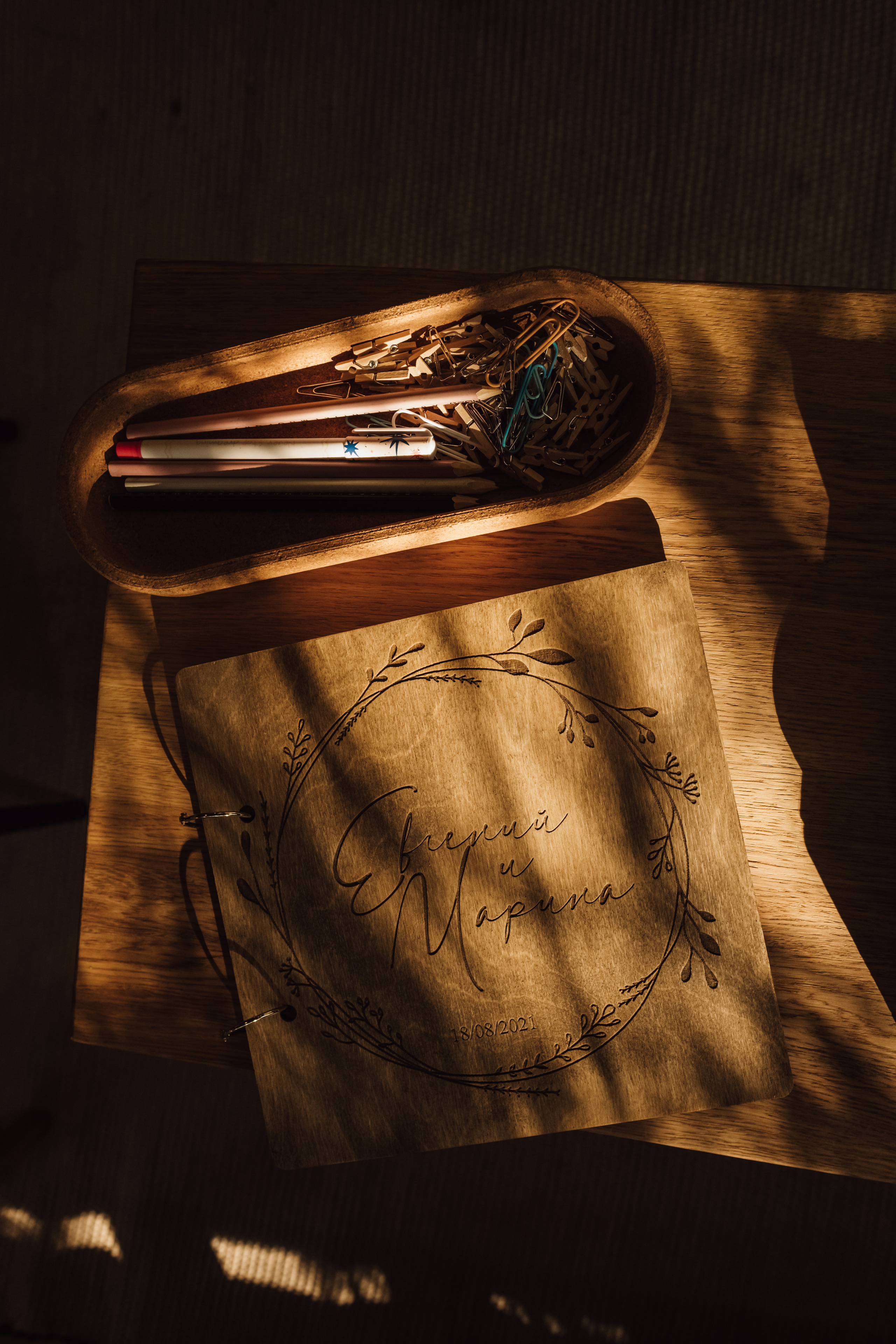 Оригинальная книга с деревянной именной обложкой для пожеланий.