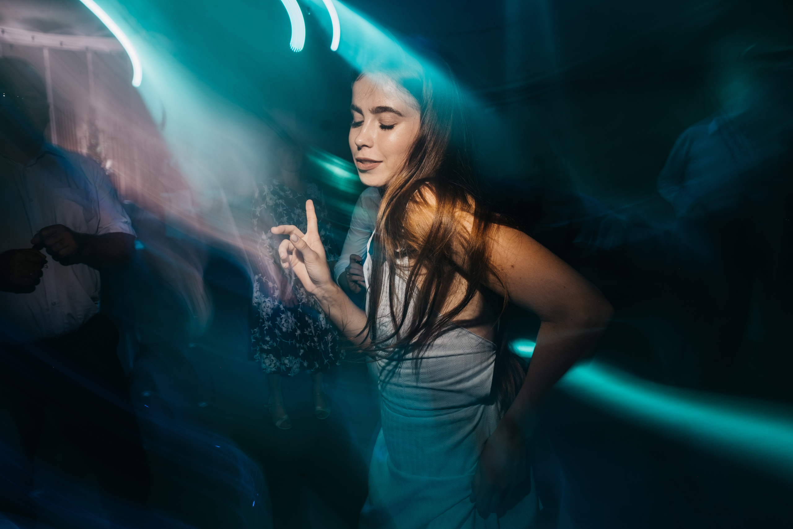 Дискотека с ночными огнями на банкете свадебного дня.