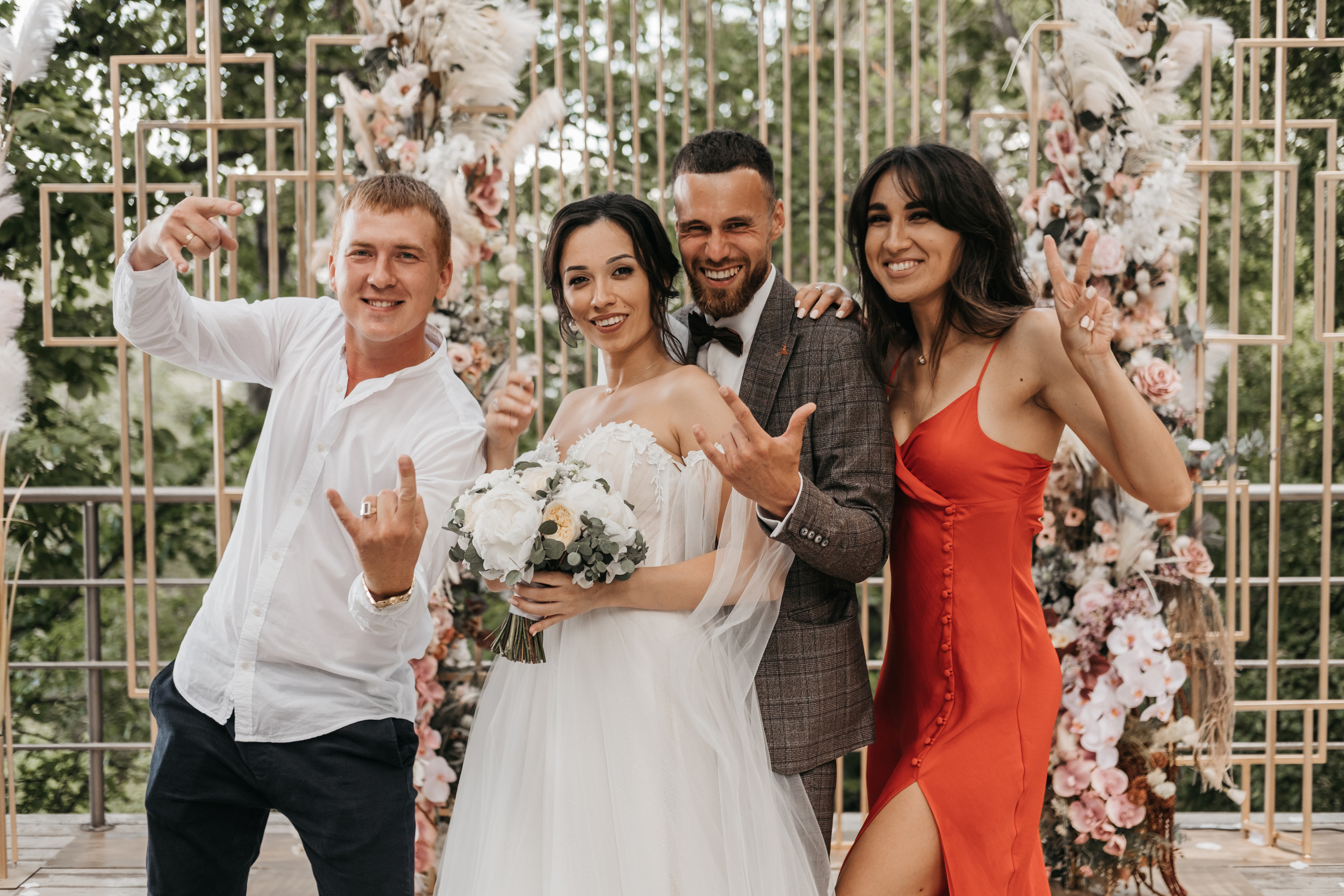 Общая фотография весёлых друзей с молодоженами.