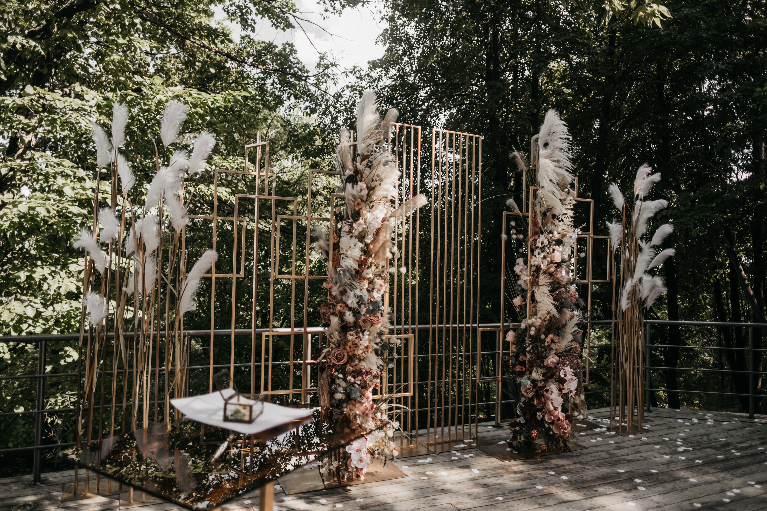 Украшенное место в Ульяновске, на открытом воздухе для церемонии бракосочетания.