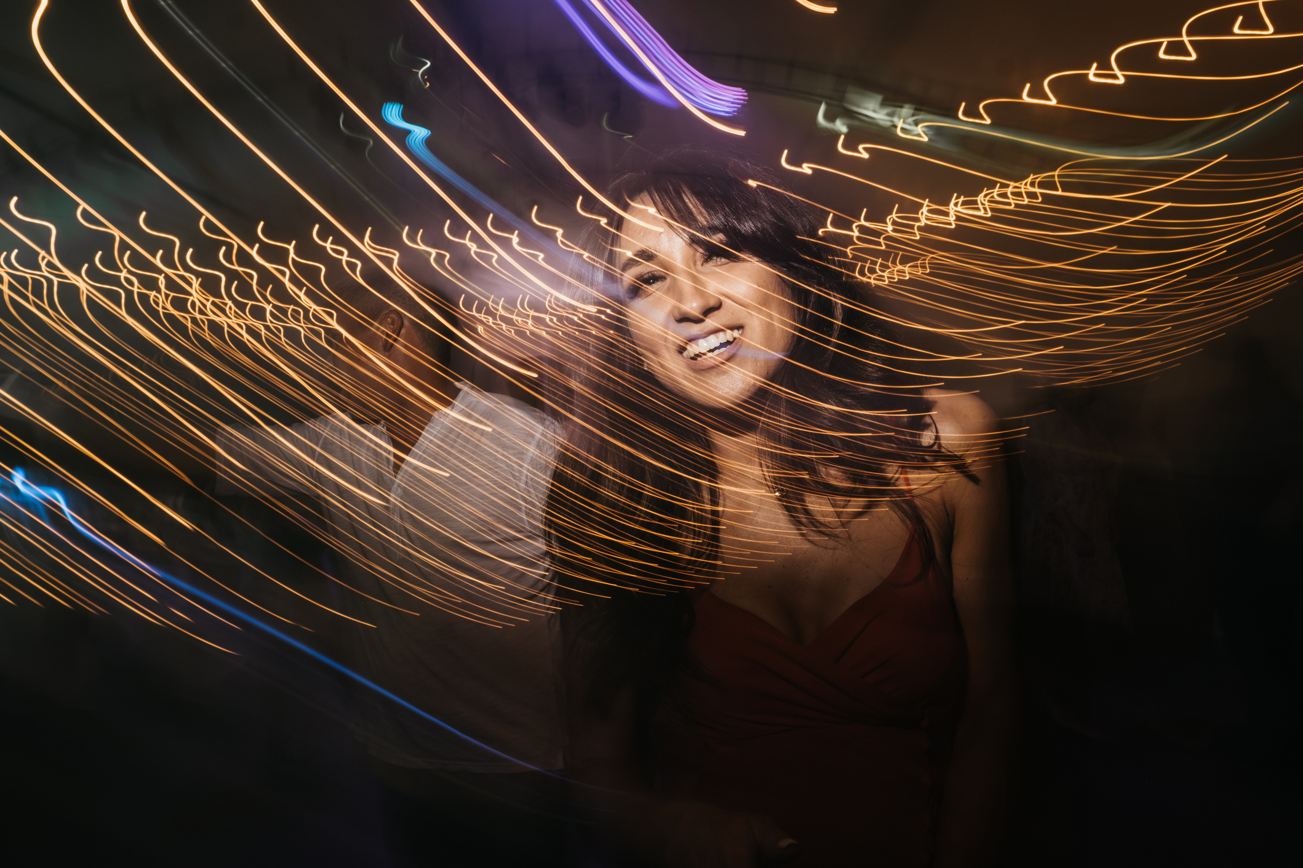 Динамичные фотографии с цветомузыкой во время танцев на свадьбе.