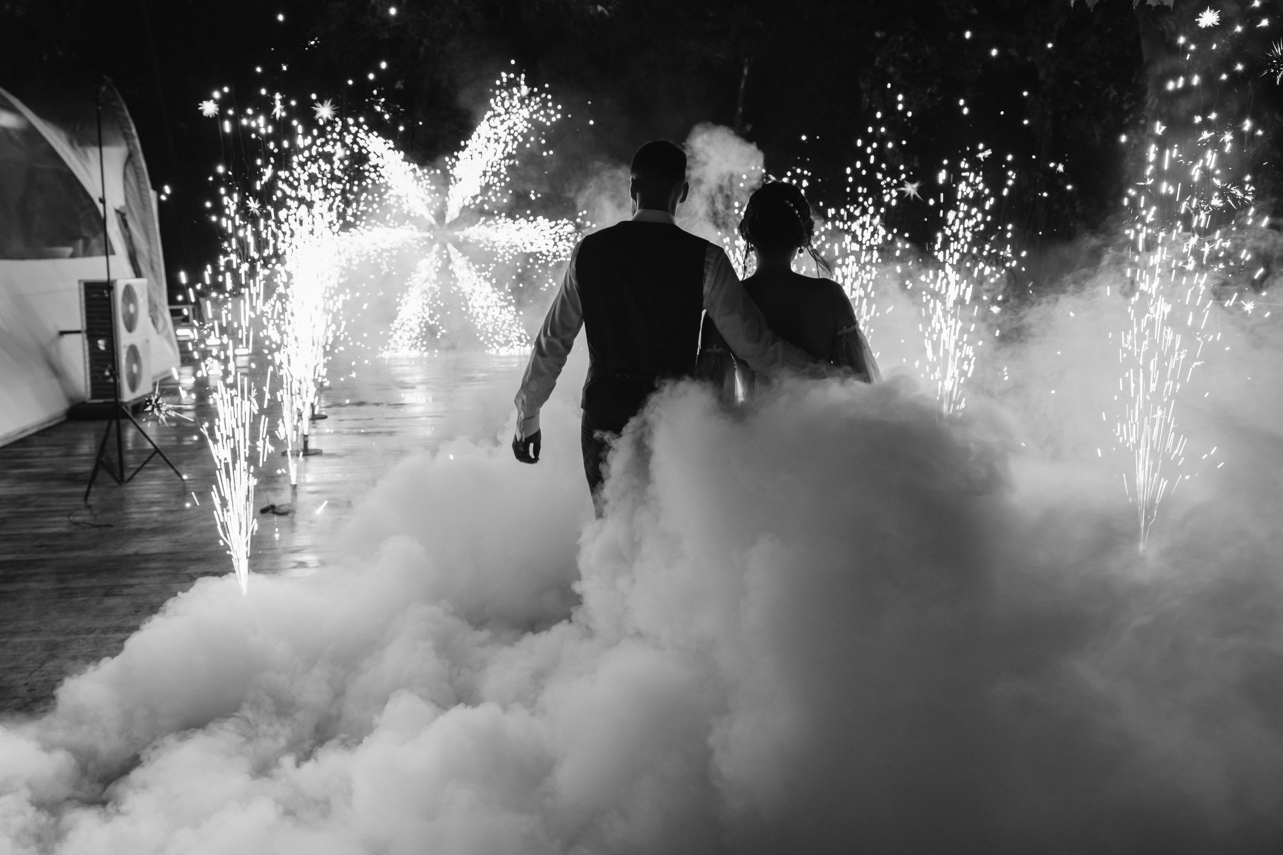 Яркое огненное шоу под конец свадебного дня.
