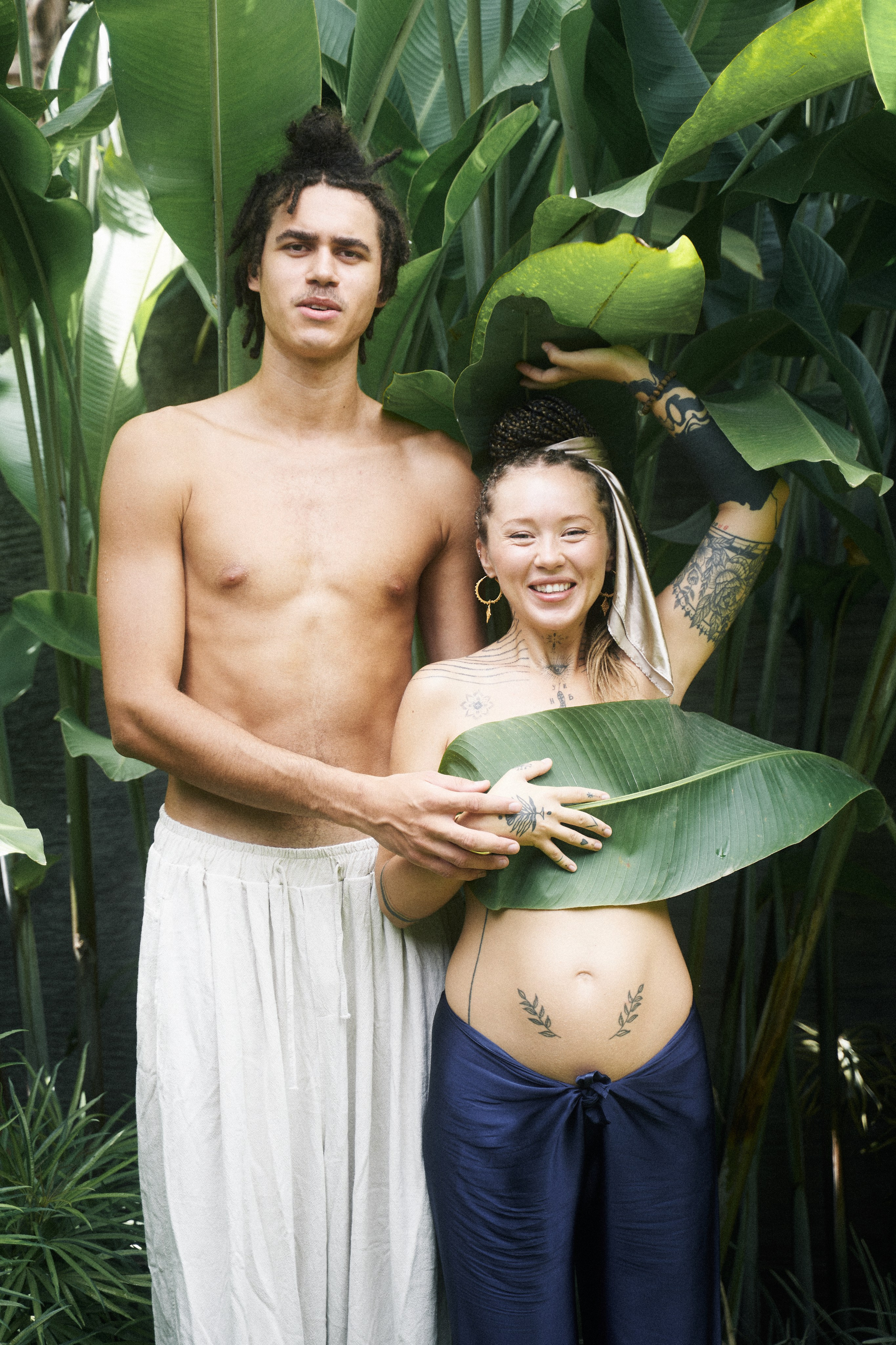 Eva Victoria and Arthur in villa garden. Главная