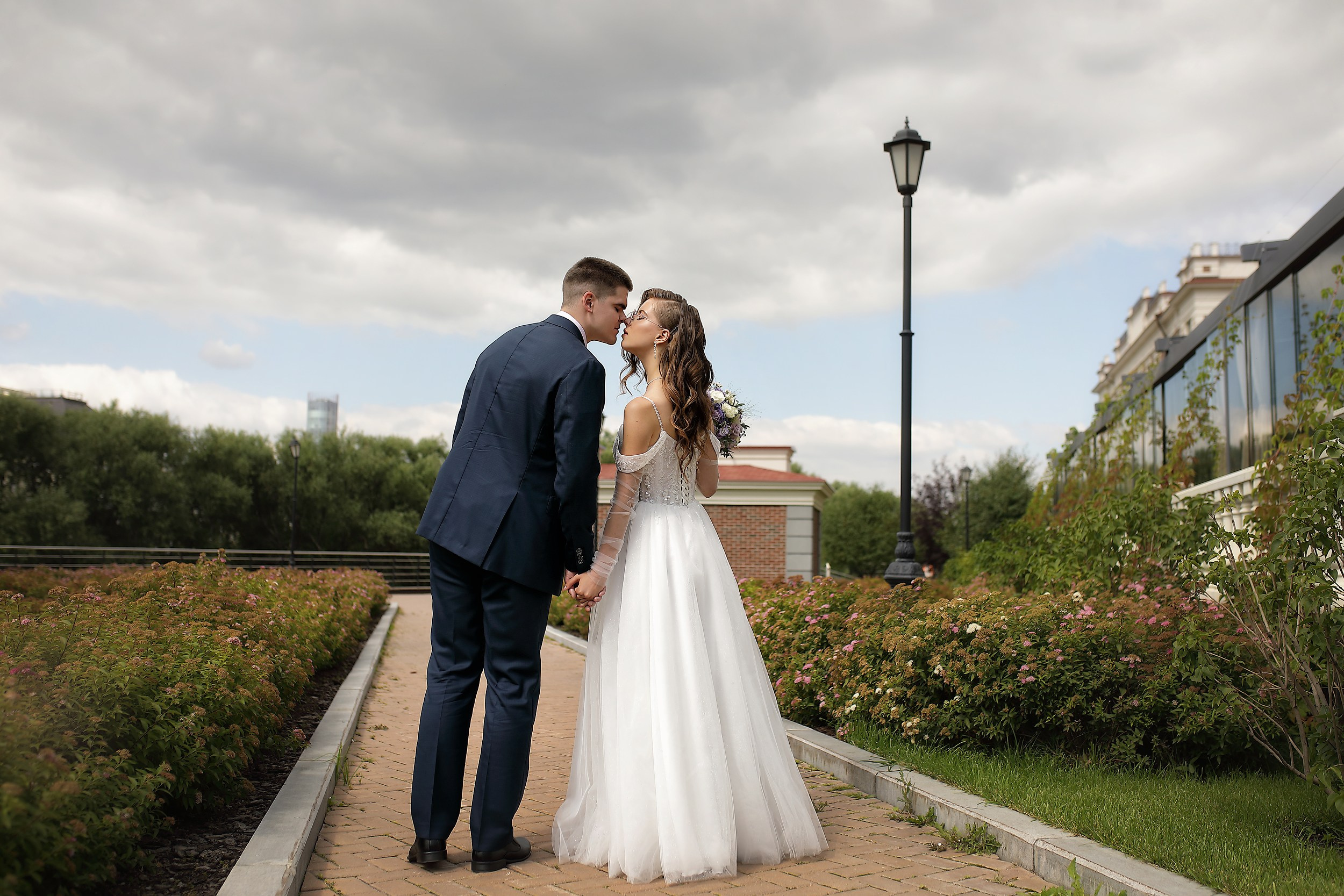 фотосессия жениха и невесты на улице в центре Екатеринбурга