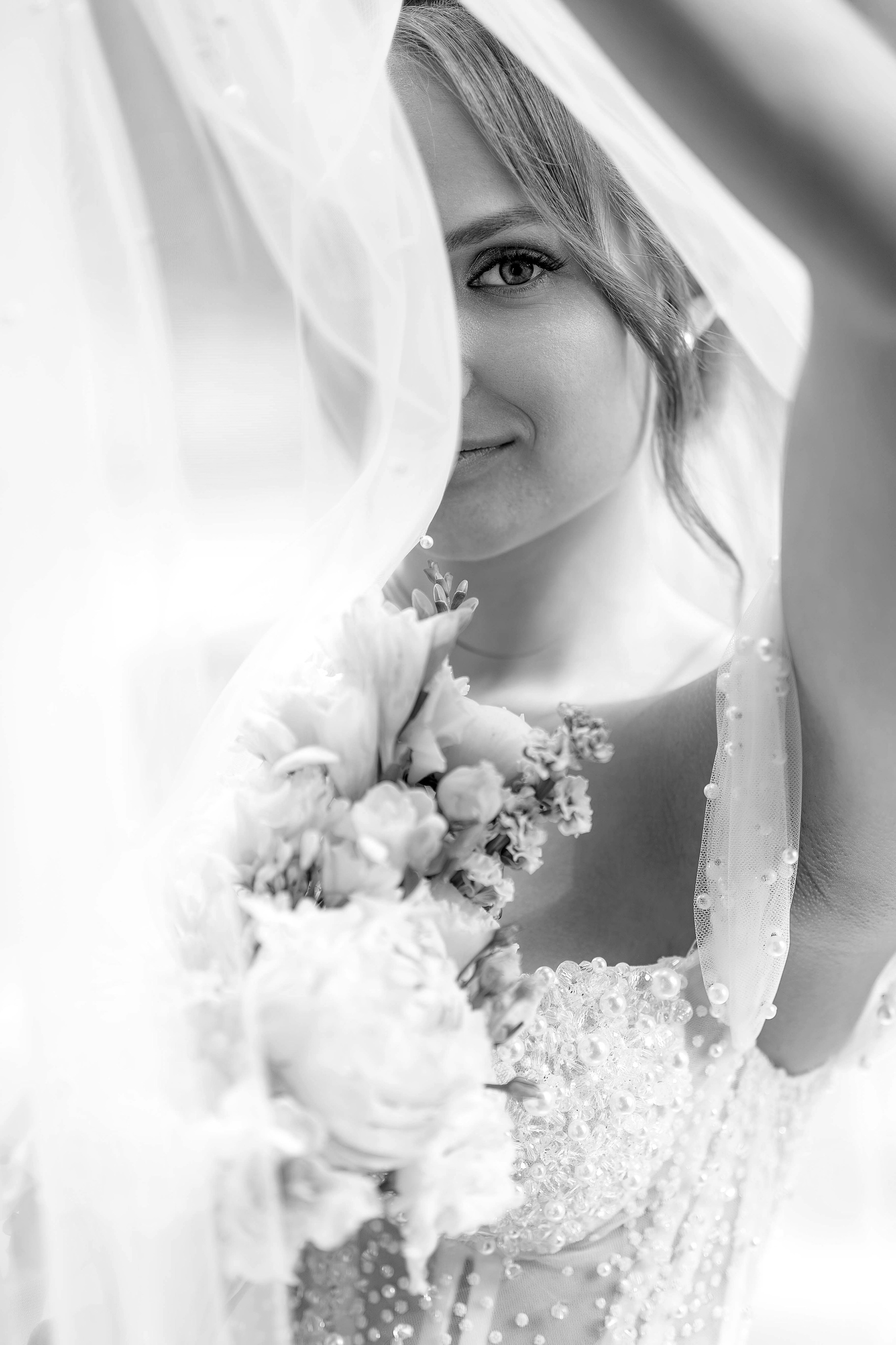 Красивый портрет невесты под фатой. Букет невесты