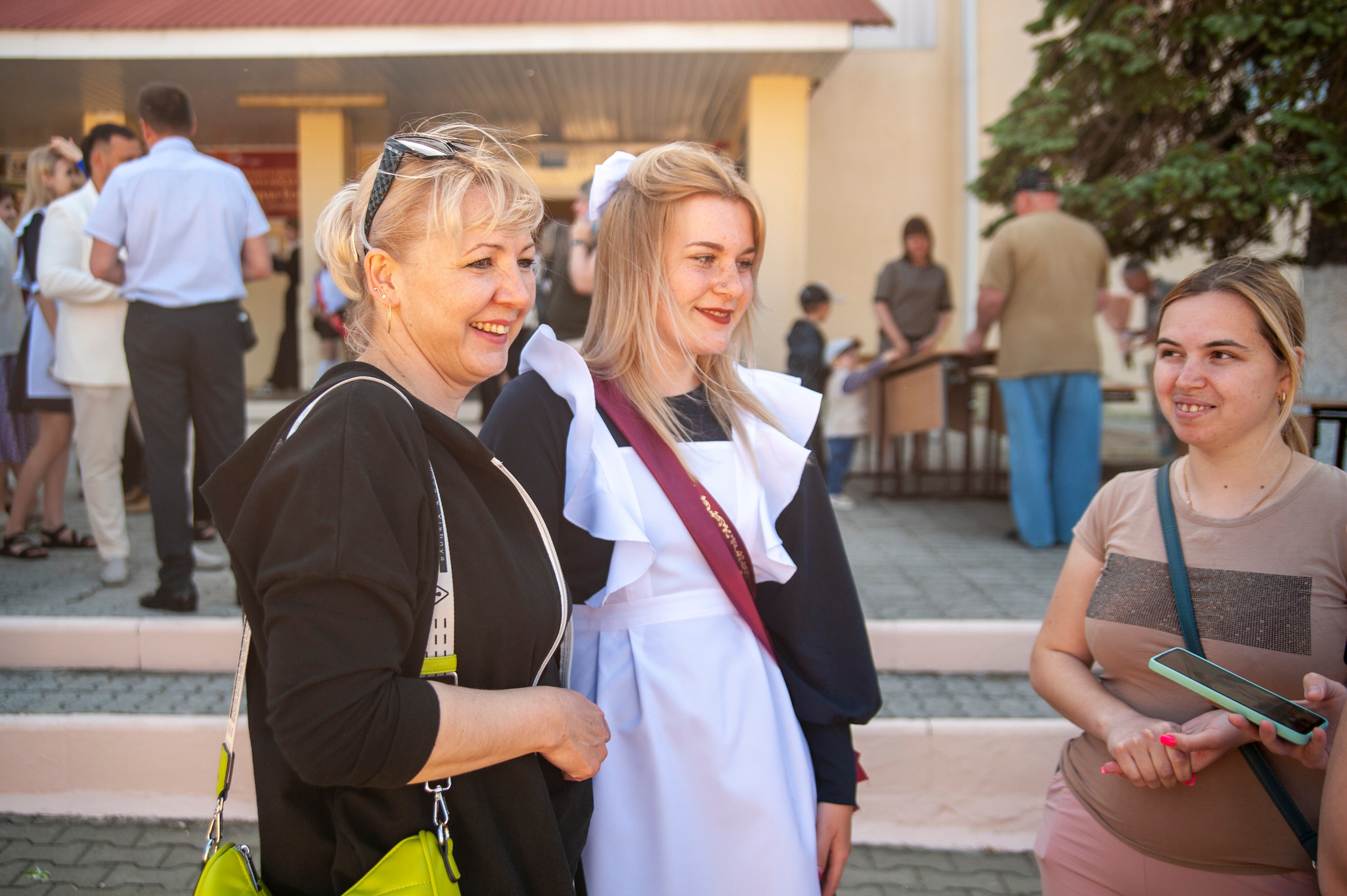 Последний Звонок МАОУ СОШ № 17 им. Эдуарда Есаяна — Архипо-Осиповка. Свадебный и семейный фотограф Денис Лукьянов в Краснодаре, Краснодарском крае и Республике Крым