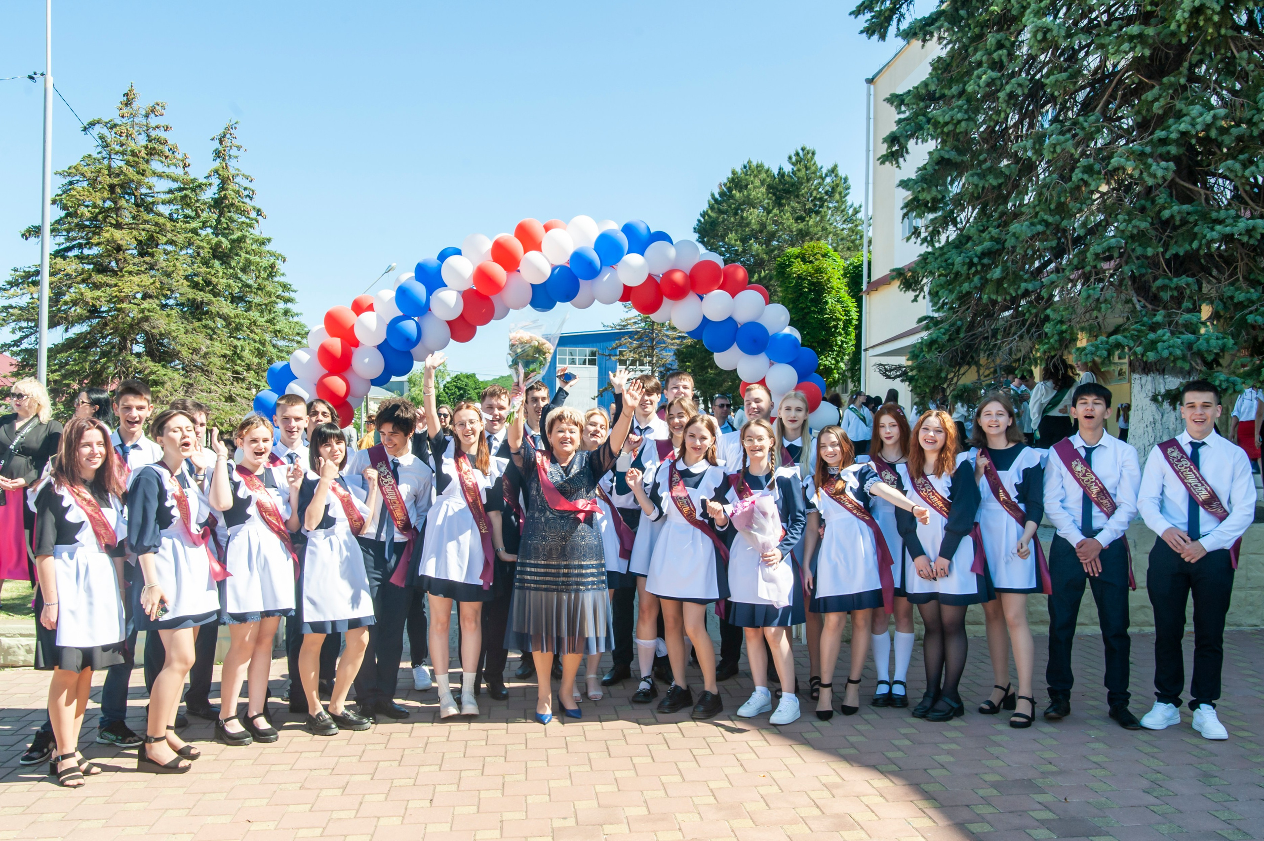 Последний Звонок МАОУ СОШ № 17 им. Эдуарда Есаяна — Архипо-Осиповка. Свадебный и семейный фотограф Денис Лукьянов в Краснодаре, Краснодарском крае и Республике Крым