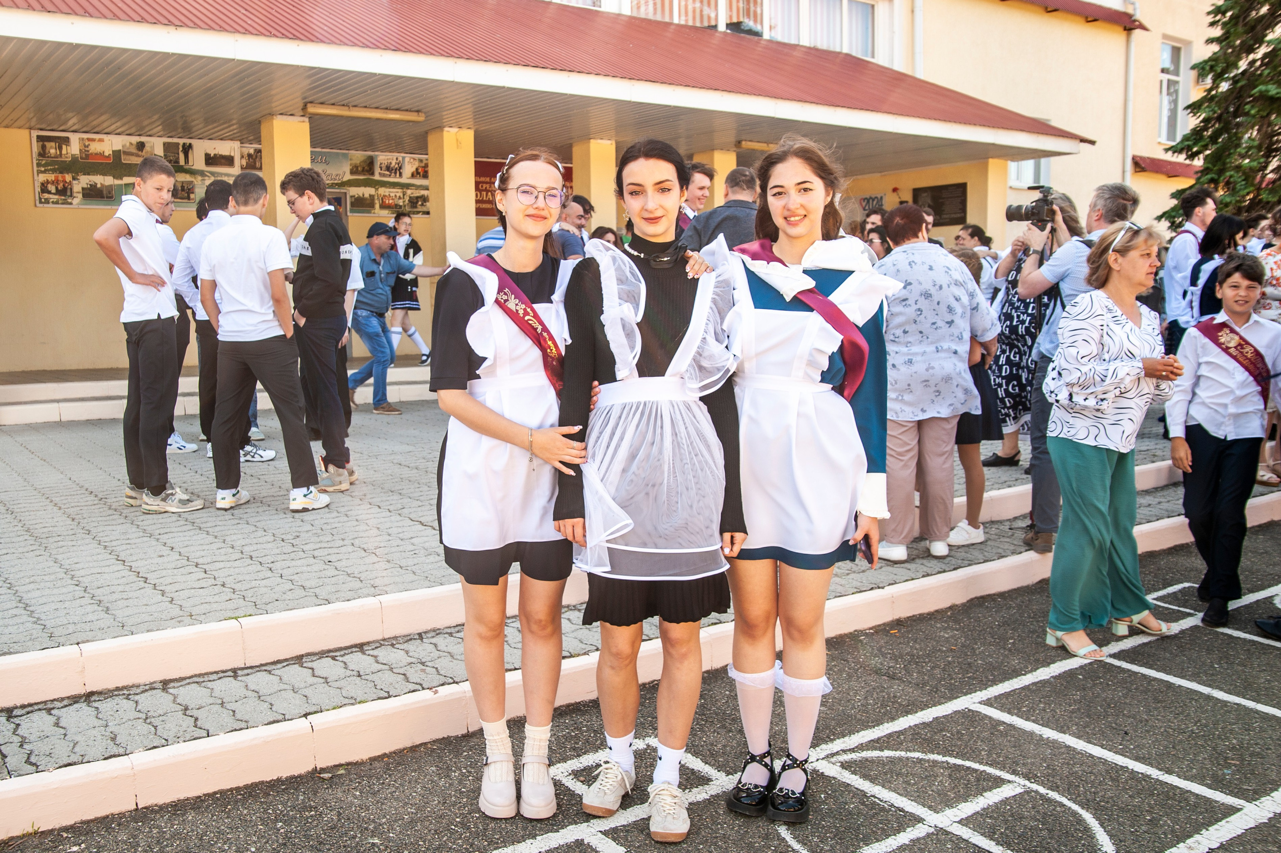 Последний Звонок МАОУ СОШ № 17 им. Эдуарда Есаяна — Архипо-Осиповка. Свадебный и семейный фотограф Денис Лукьянов в Краснодаре, Краснодарском крае и Республике Крым