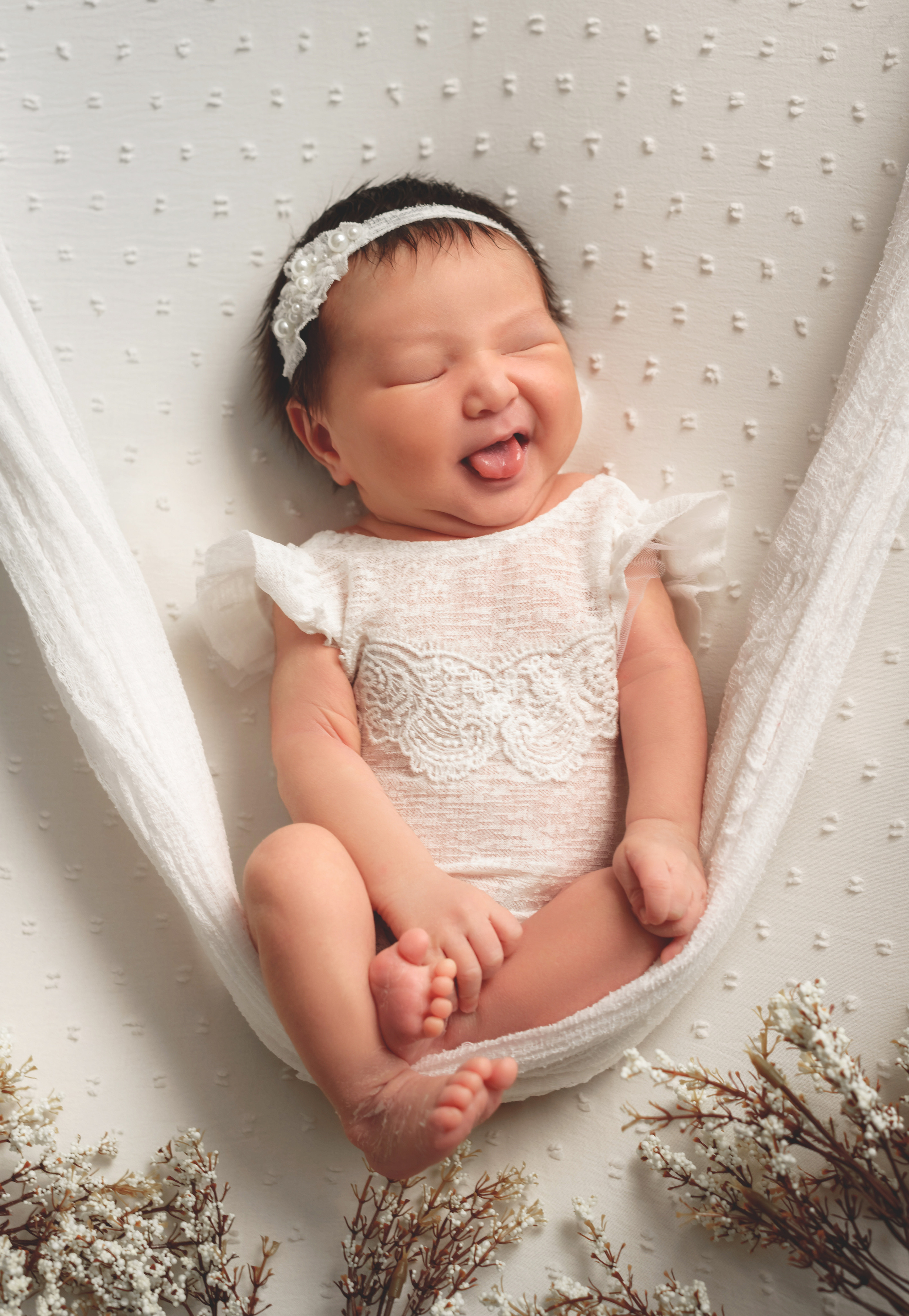 Девочка на качелях из марли с забавной рожицей. 