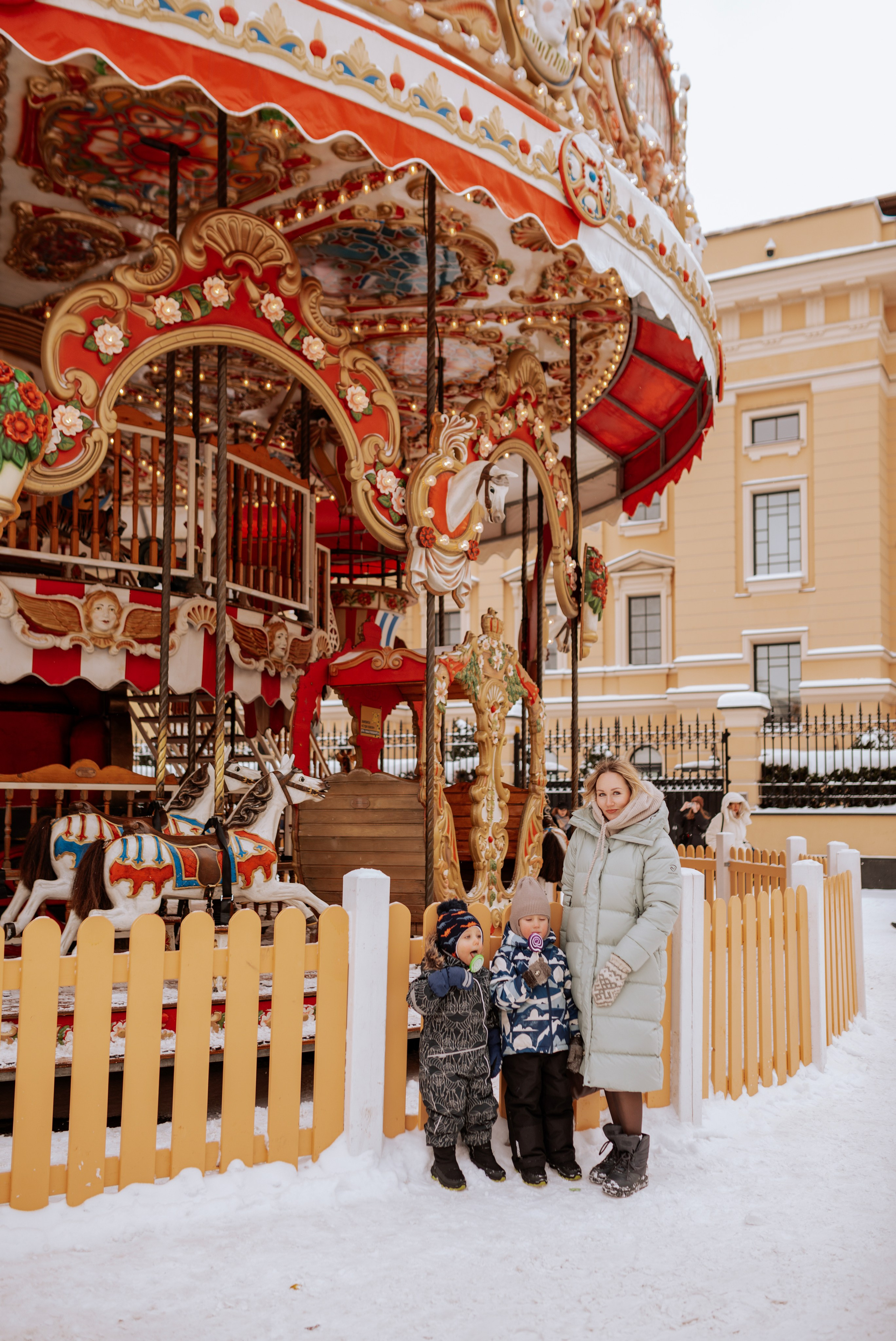 Семейная, Манежная площадь