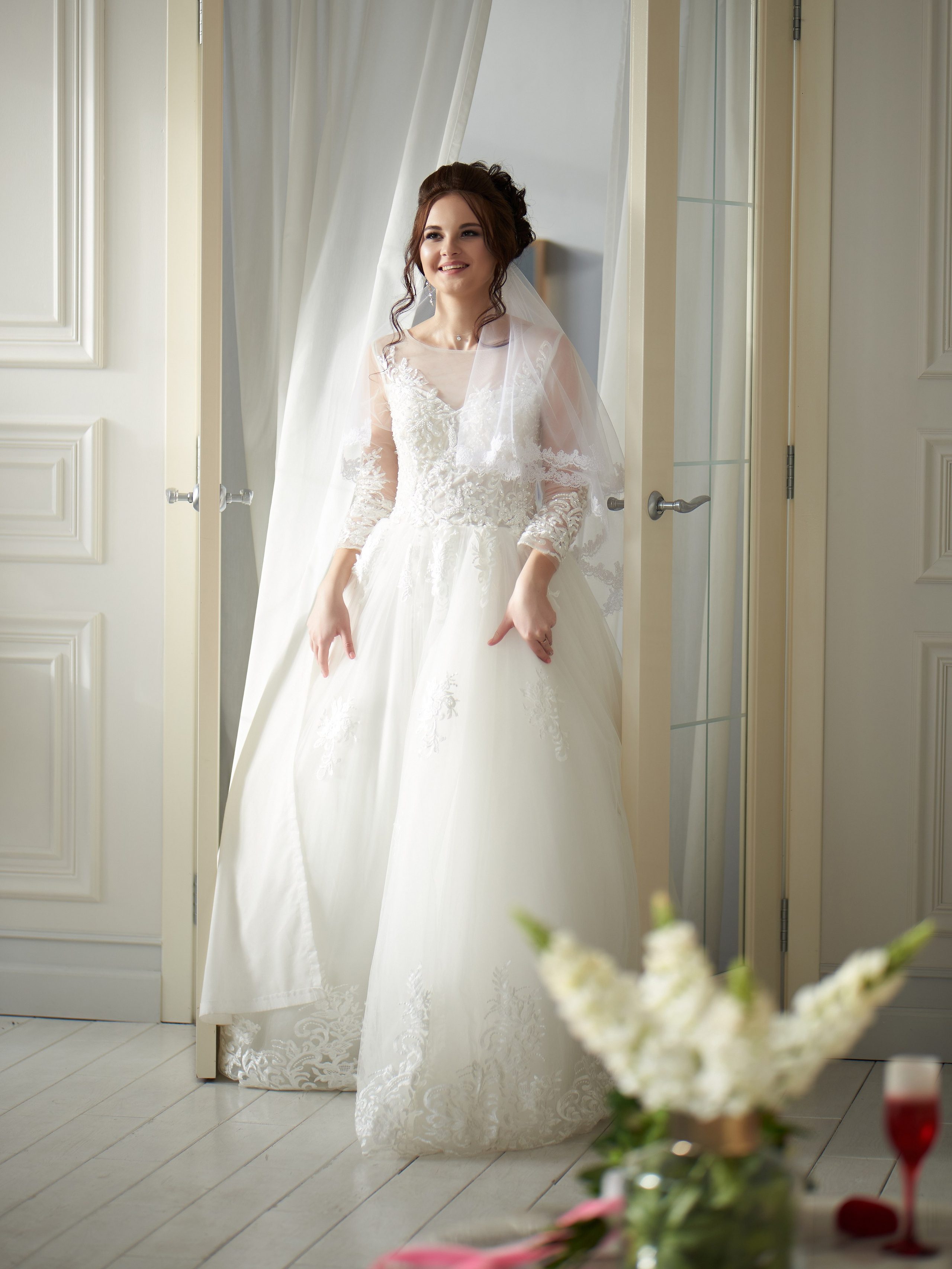 Невеста выходит из дверей.