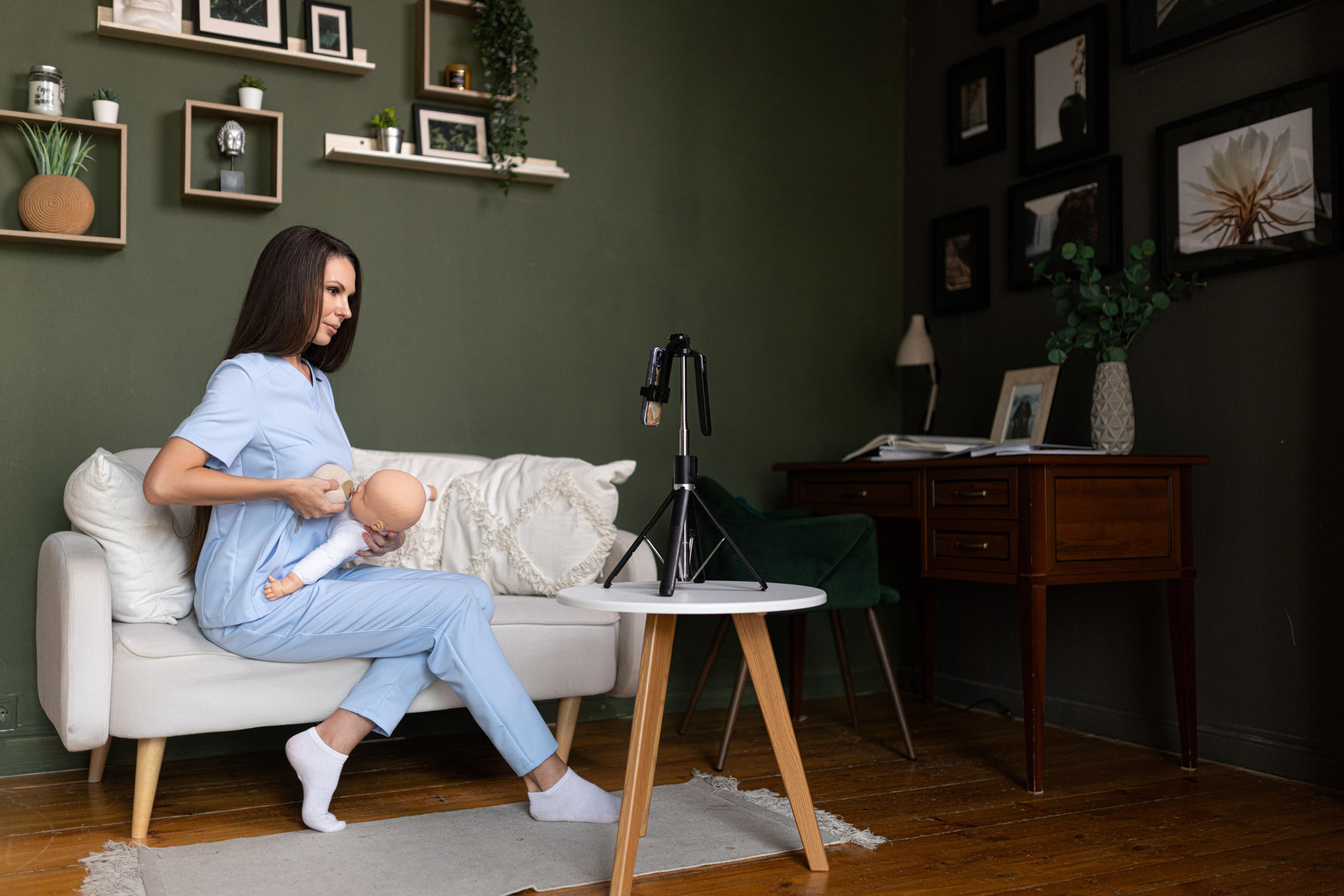 Контент съемка в студии с интерьером с Оксаной — специалиста по грудному вскармливанию для контента. Дмитрий Шульгин, портретный фотограф в Воронеже