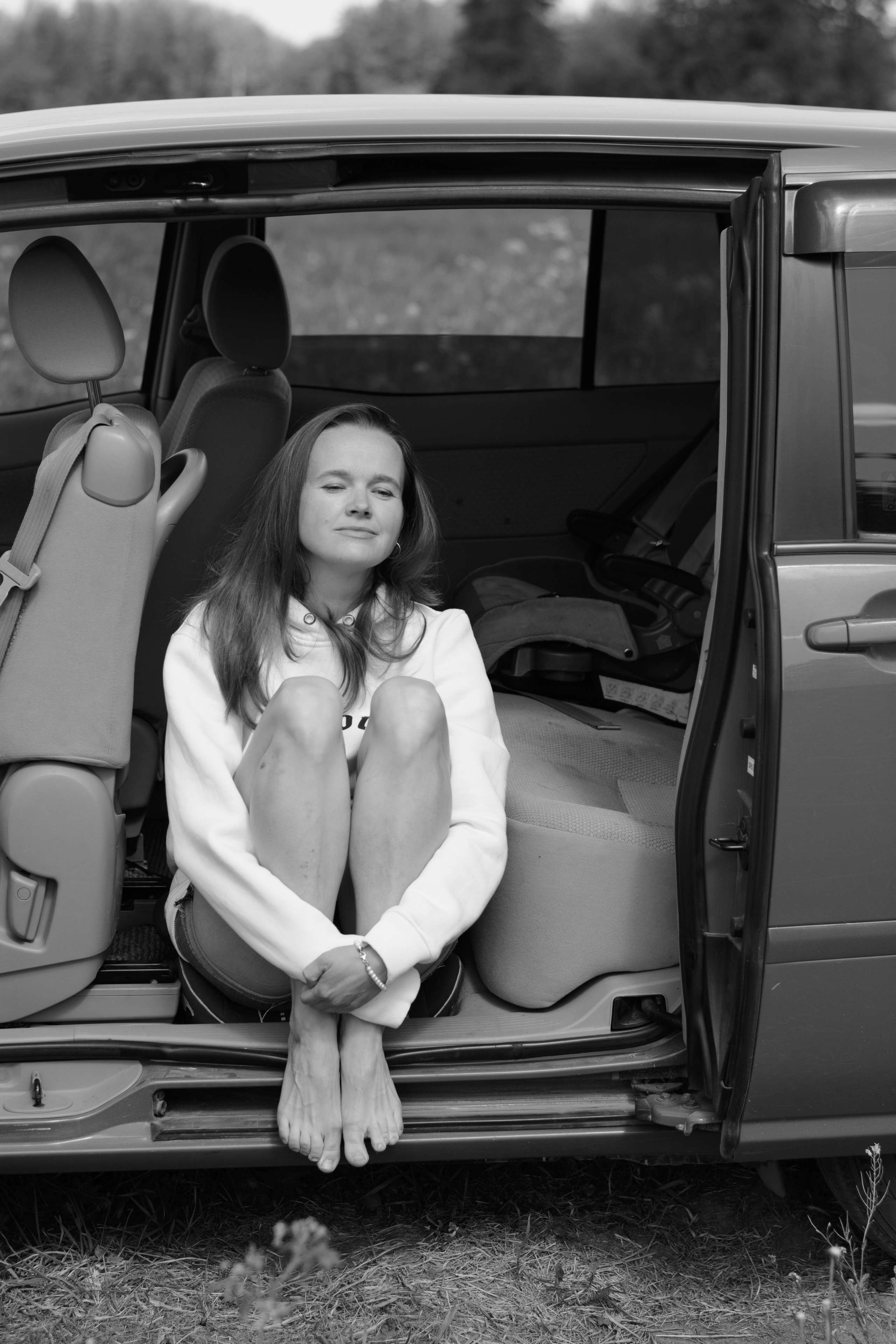 Ольга. Женский портрет в поле с машиной. Портретный фотограф в Санкт-Петербурге Наталья Родионова