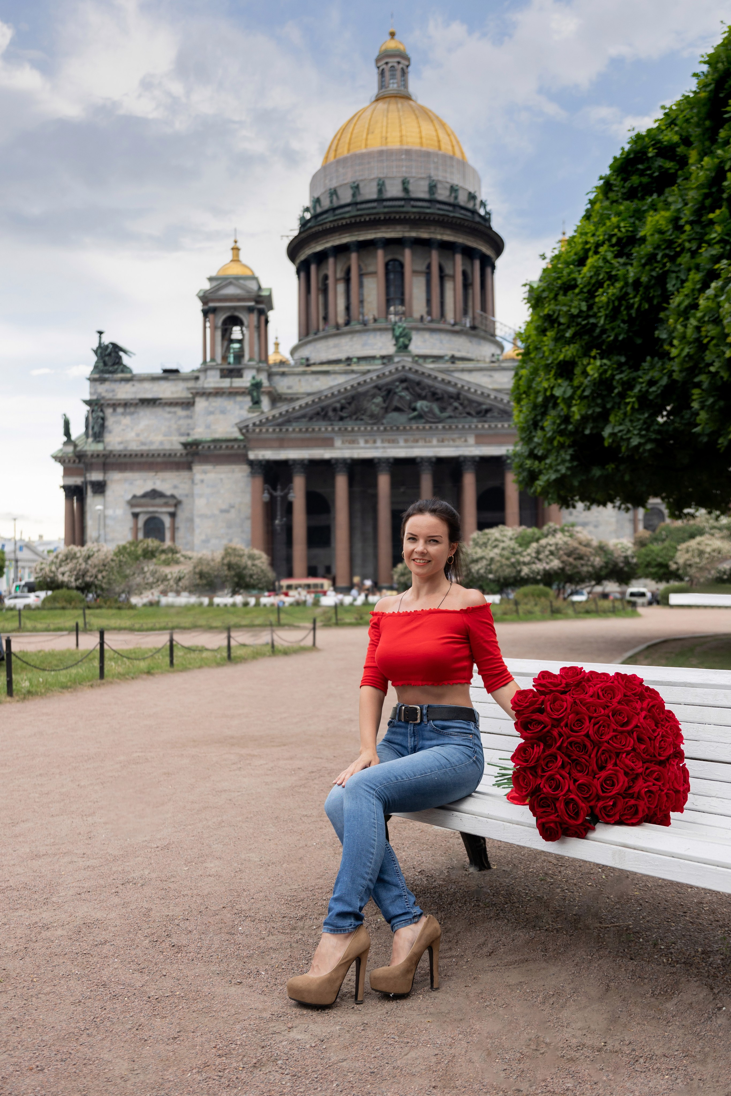 Фотопрогулка в центре с букетом красных роз. Семейный и свадебный фотограф в Санкт-Петербурге Татьяна Швыкова