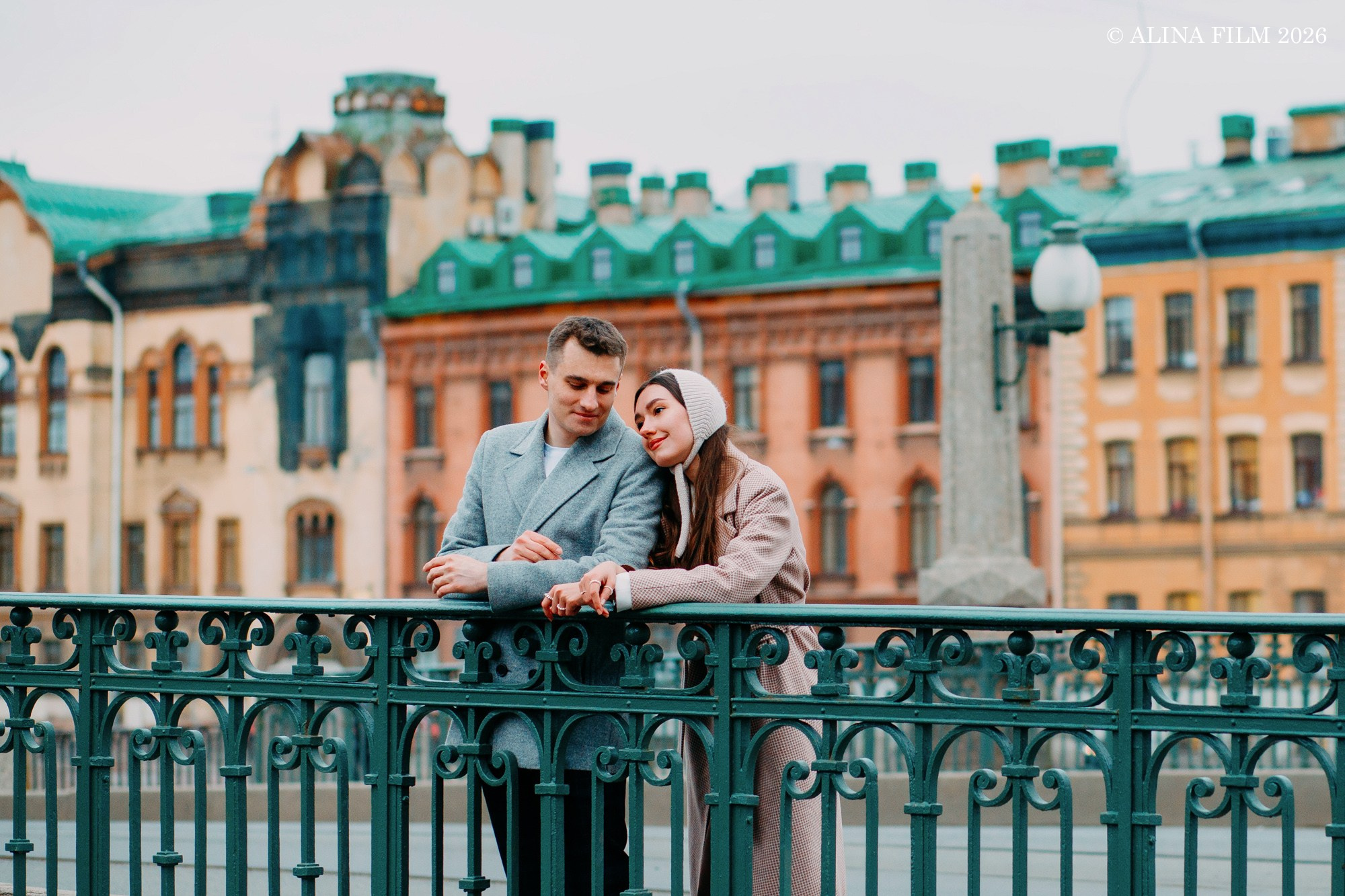 Фотосессия лавстори на Старо-Калинкином мосту. Фотограф в Санкт-Петербурге Alina Film
