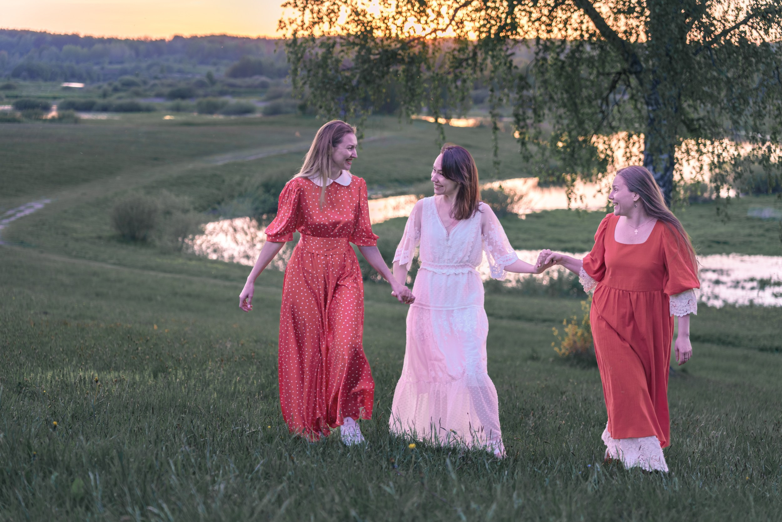 Женская фотосессия на природе. Девушки в летящих платьях танцуют у реки. Фотограф в Екатеринбурге Светлана Корнелюк